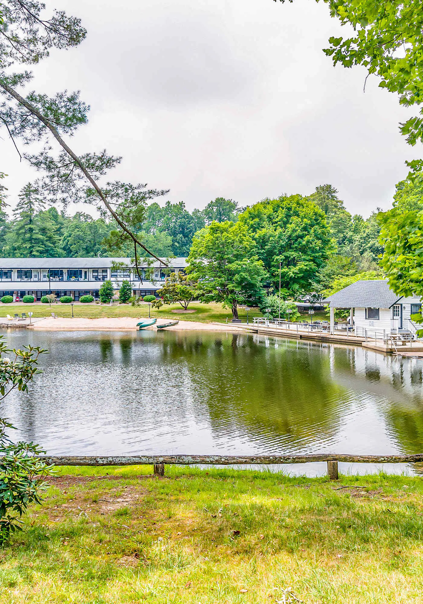 Lakeside condo, dog-friendly, AC, large porch, shared amenities, beach access, pool, tennis