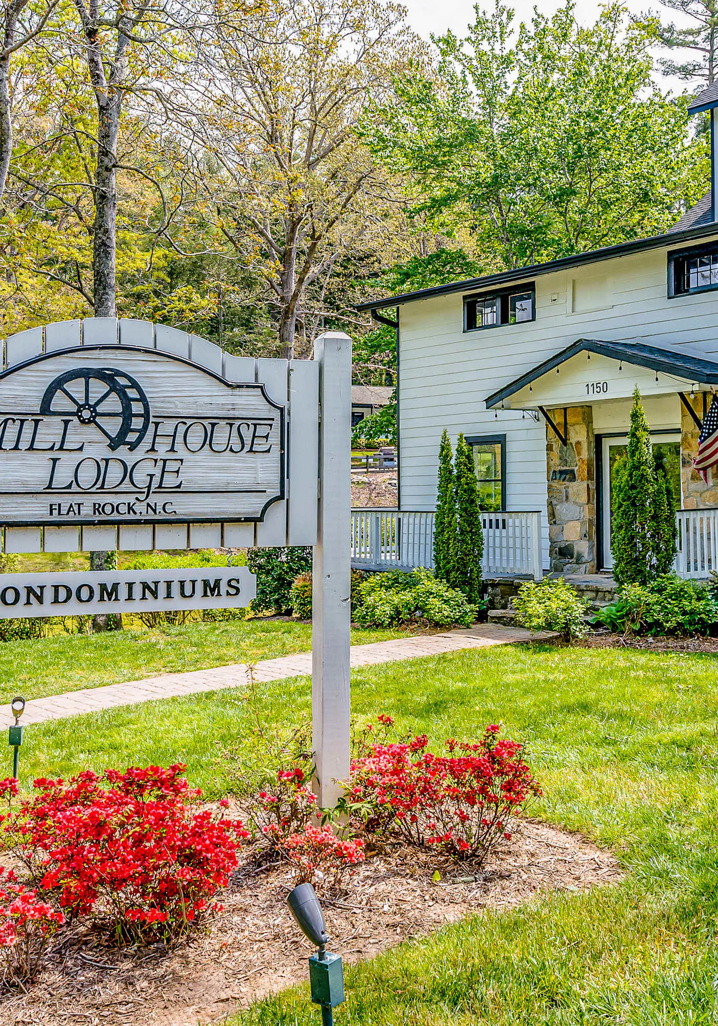 Lakeside condo, dog-friendly, AC, large porch, shared amenities, beach access, pool, tennis