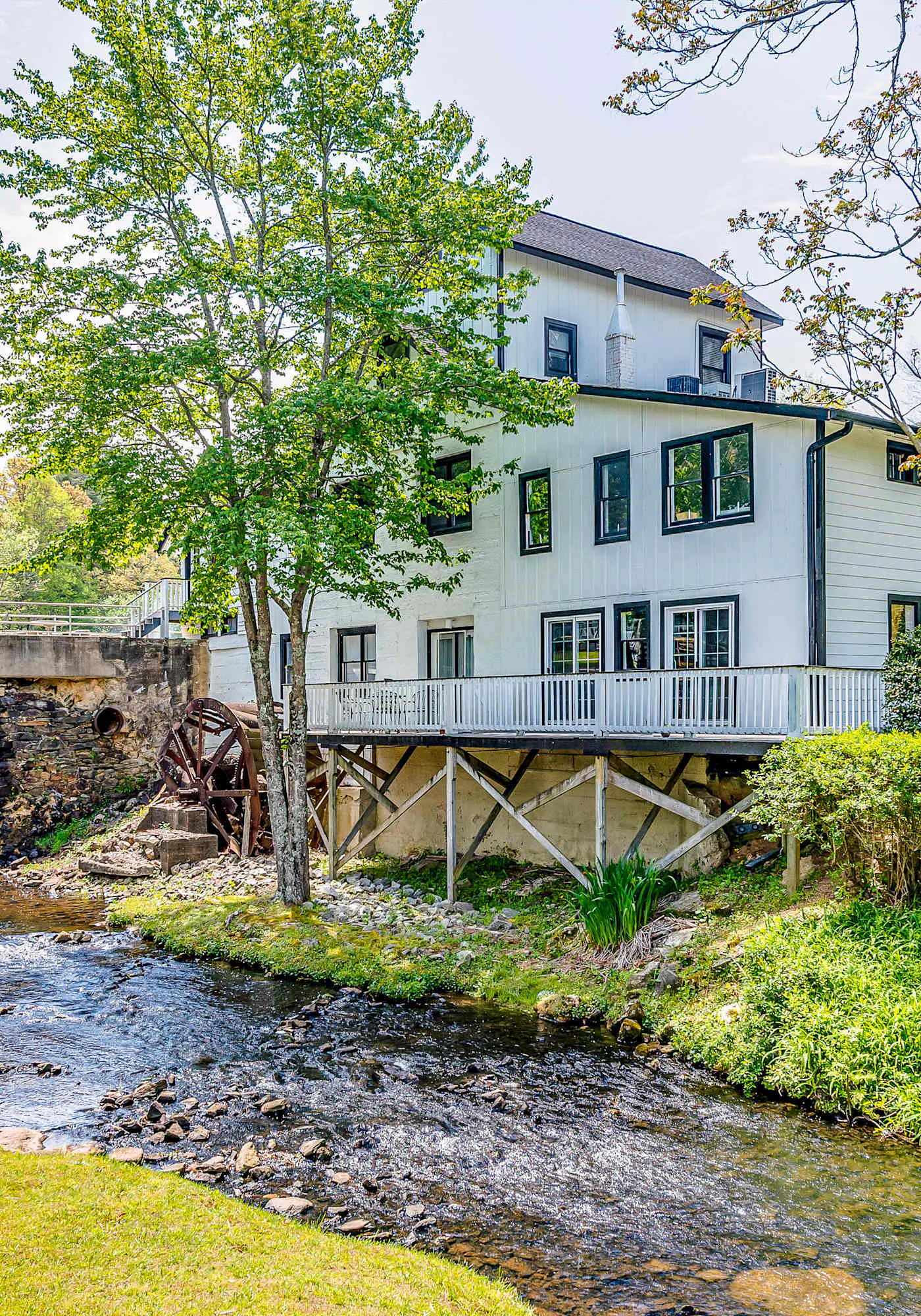 Lakeside condo, dog-friendly, AC, large porch, shared amenities, beach access, pool, tennis