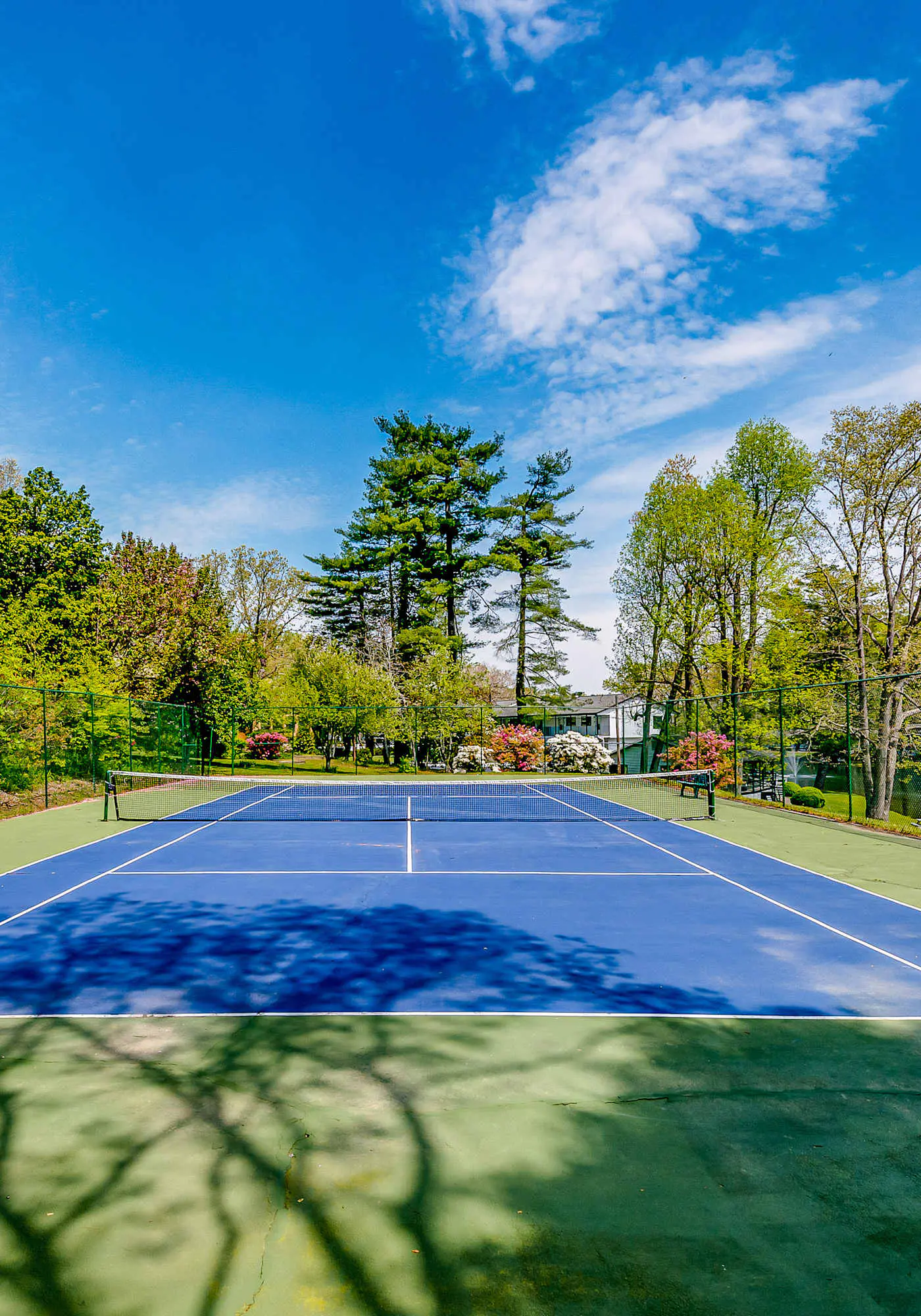 Lakeside condo, dog-friendly, AC, large porch, shared amenities, beach access, pool, tennis