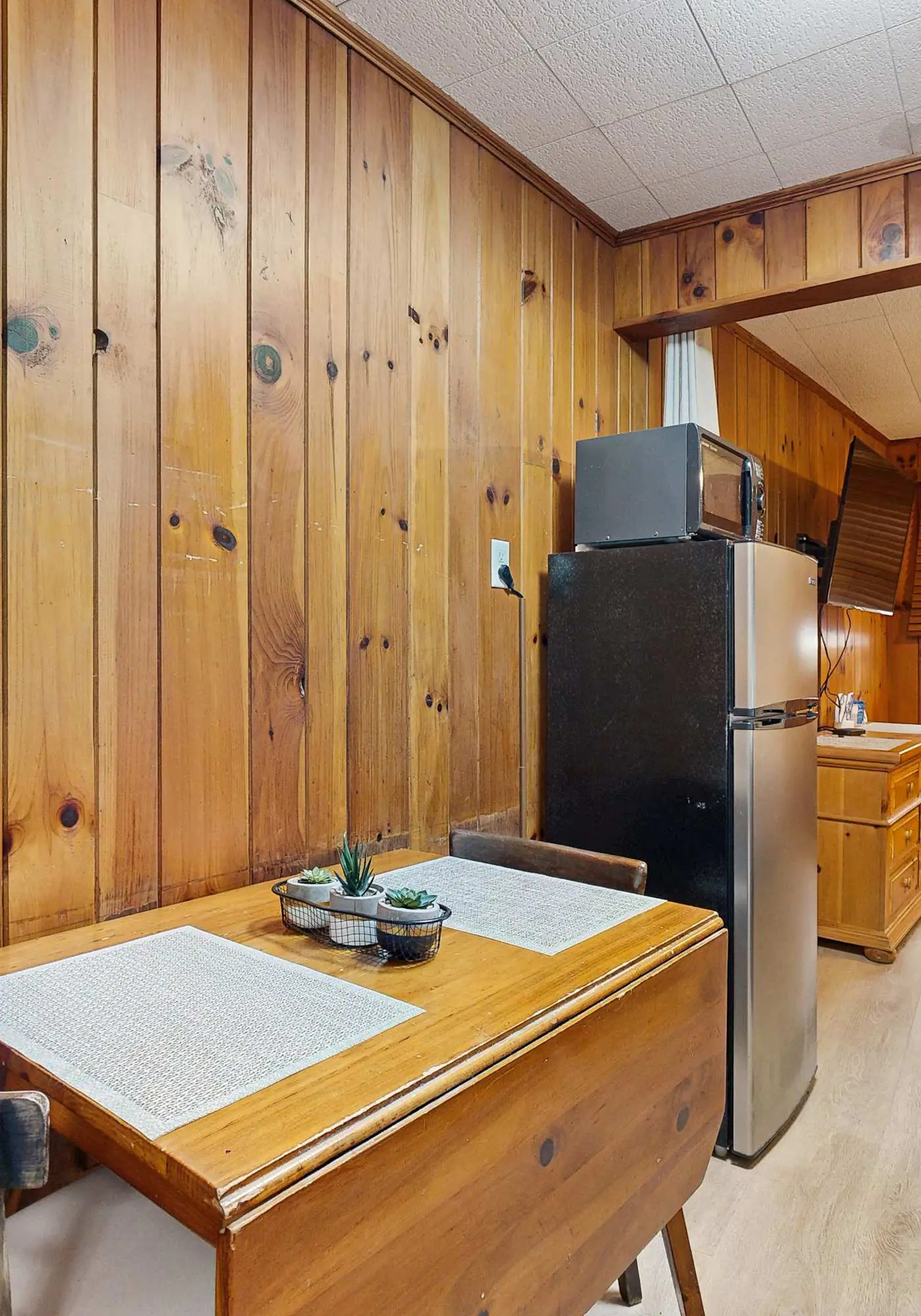 Lakeside condo, dog-friendly, AC, large porch, shared amenities, beach access, pool, tennis