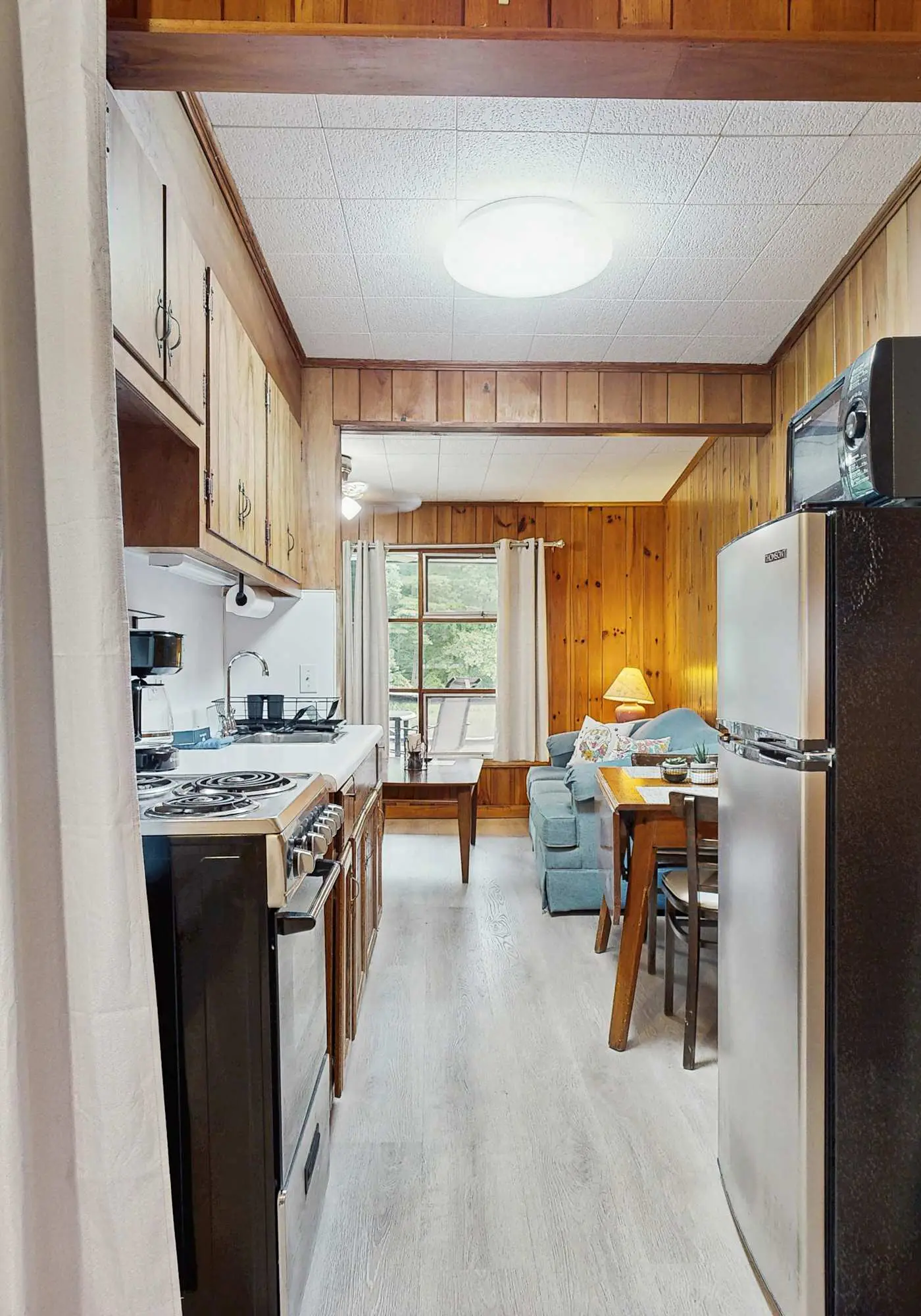 Lakeside condo, dog-friendly, AC, large porch, shared amenities, beach access, pool, tennis
