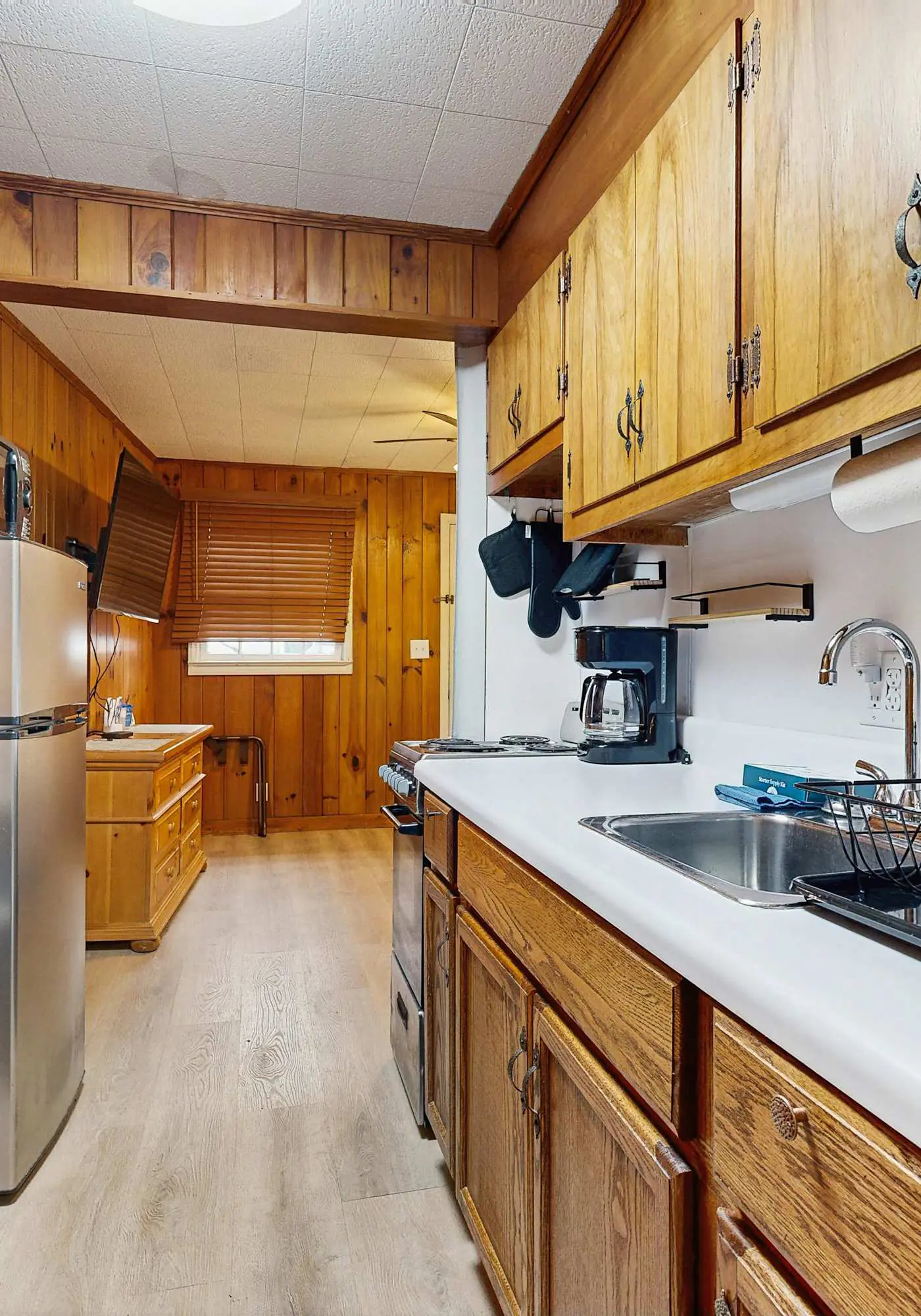 Lakeside condo, dog-friendly, AC, large porch, shared amenities, beach access, pool, tennis