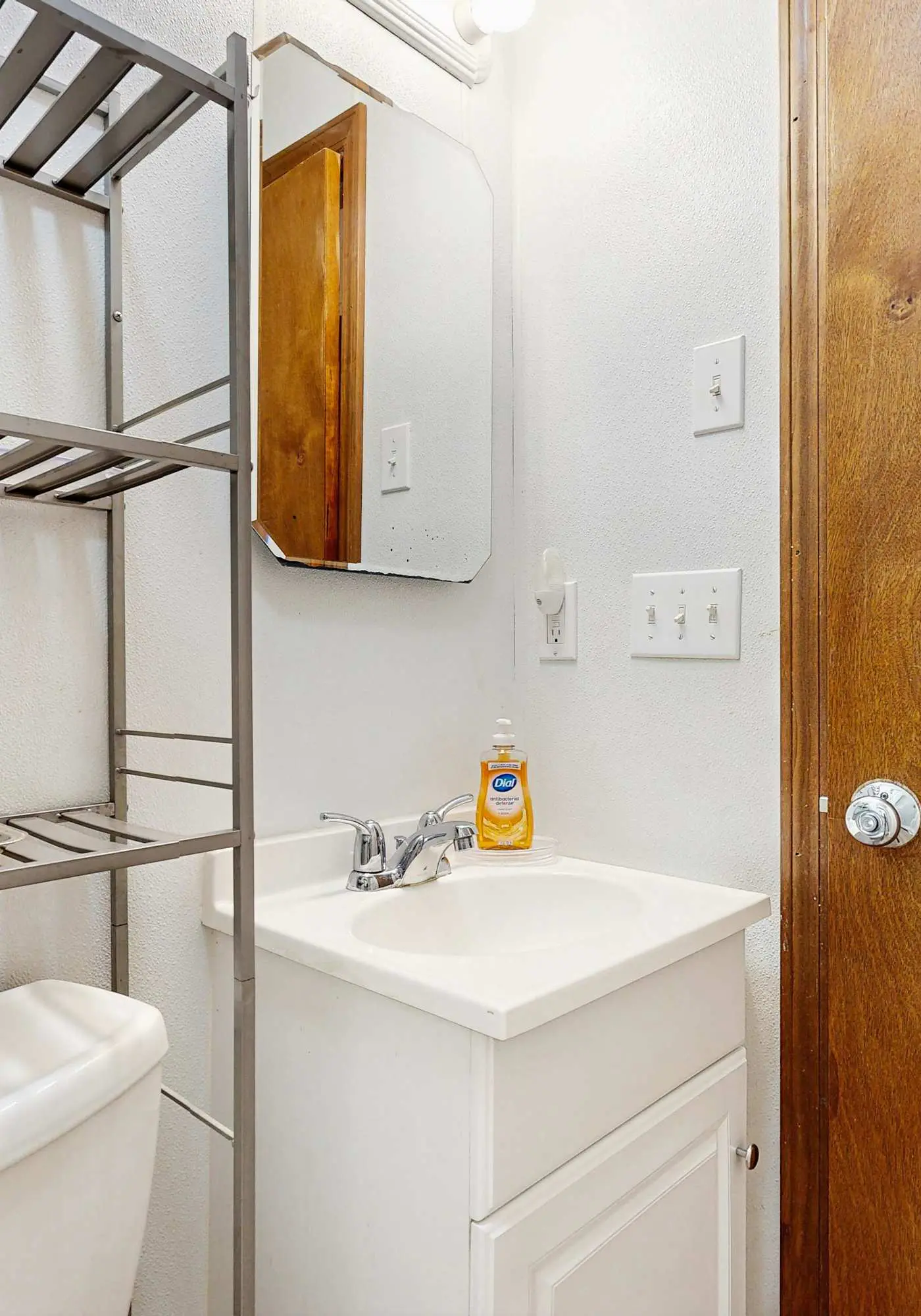 Lakeside condo, dog-friendly, AC, large porch, shared amenities, beach access, pool, tennis