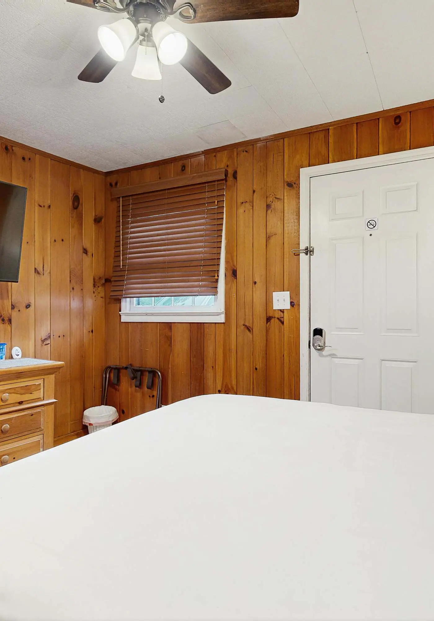 Lakeside condo, dog-friendly, AC, large porch, shared amenities, beach access, pool, tennis