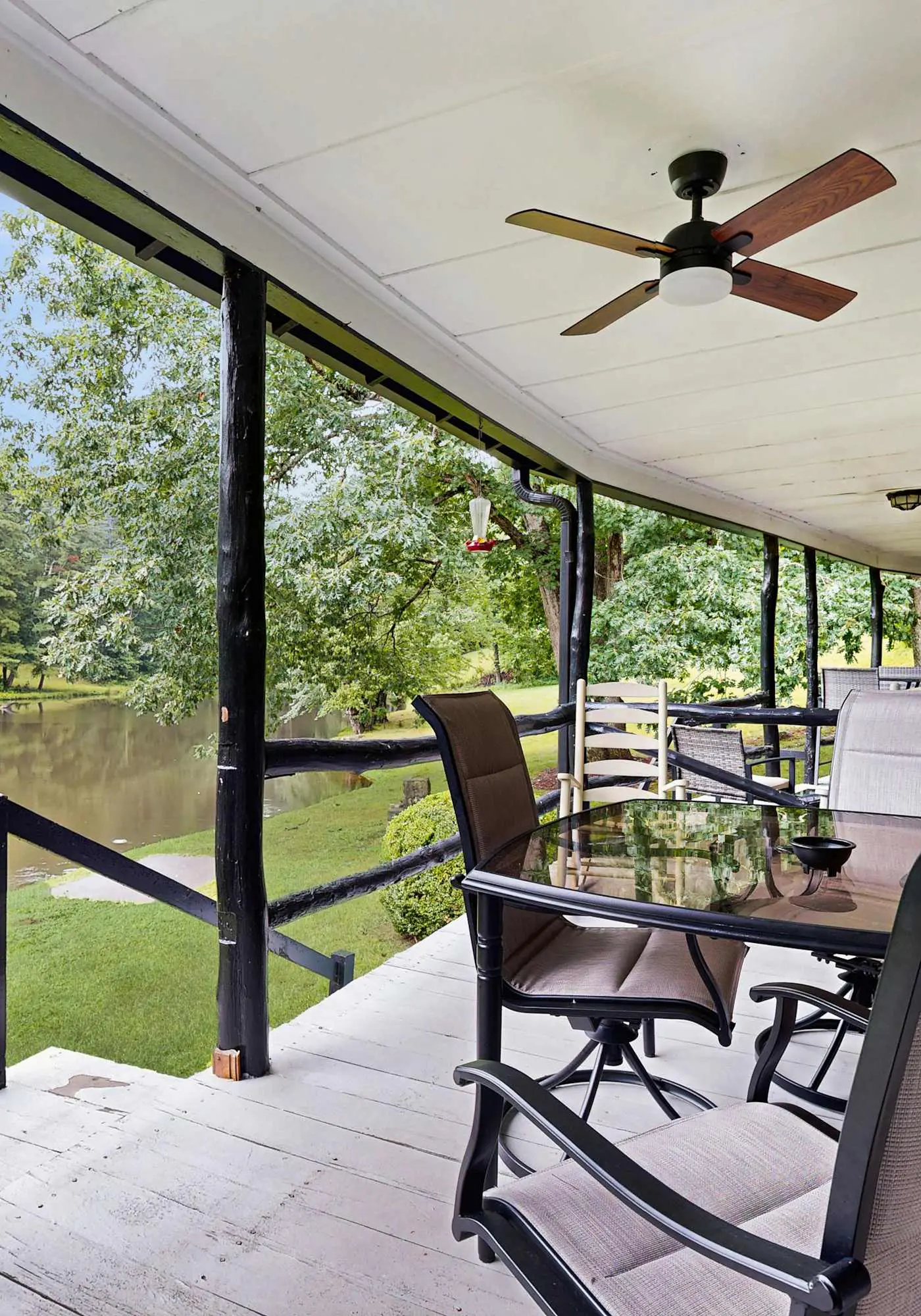Lakeside condo, dog-friendly, AC, large porch, shared amenities, beach access, pool, tennis