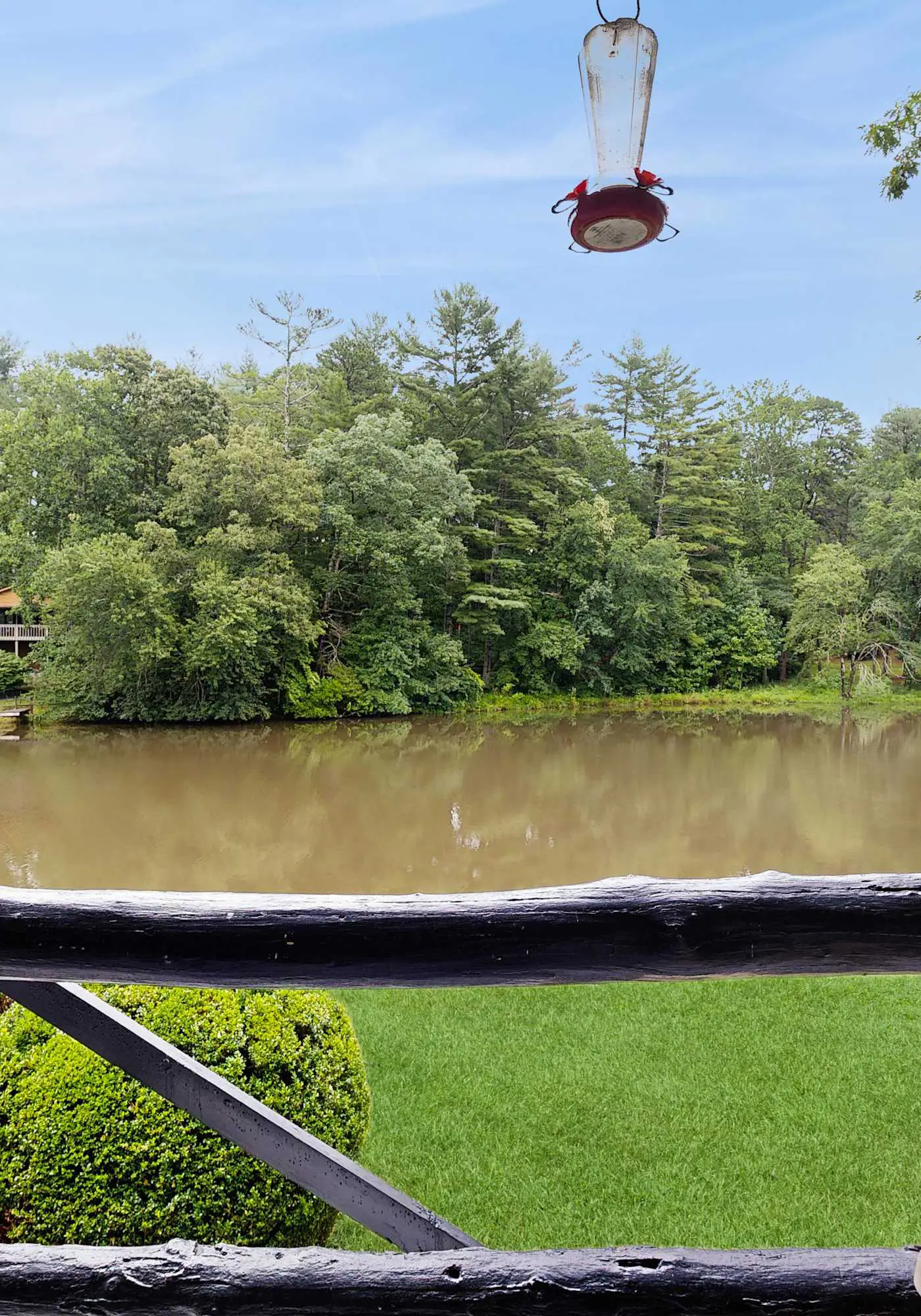 Lakeside condo, dog-friendly, AC, large porch, shared amenities, beach access, pool, tennis
