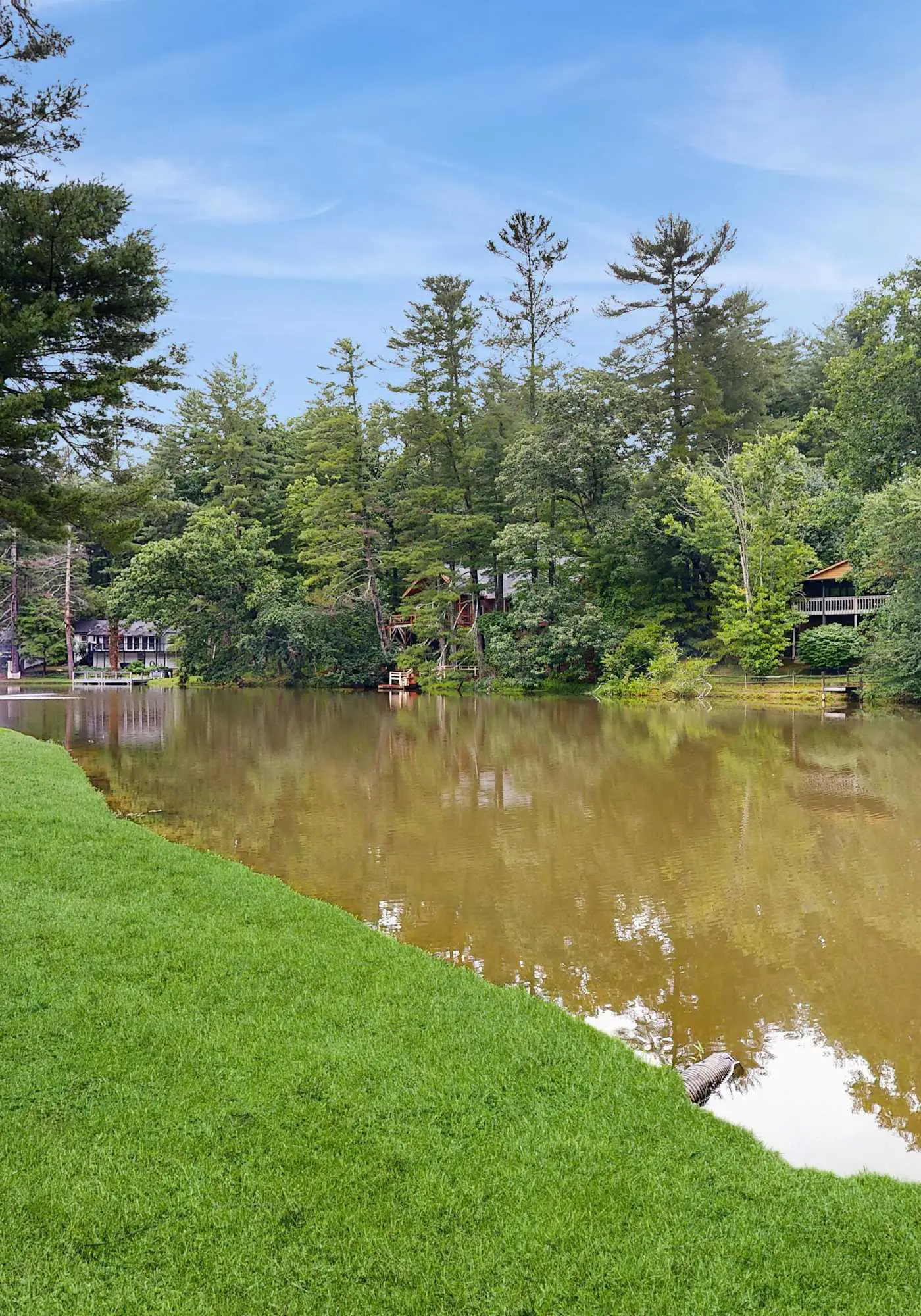 Lakeside condo, dog-friendly, AC, large porch, shared amenities, beach access, pool, tennis