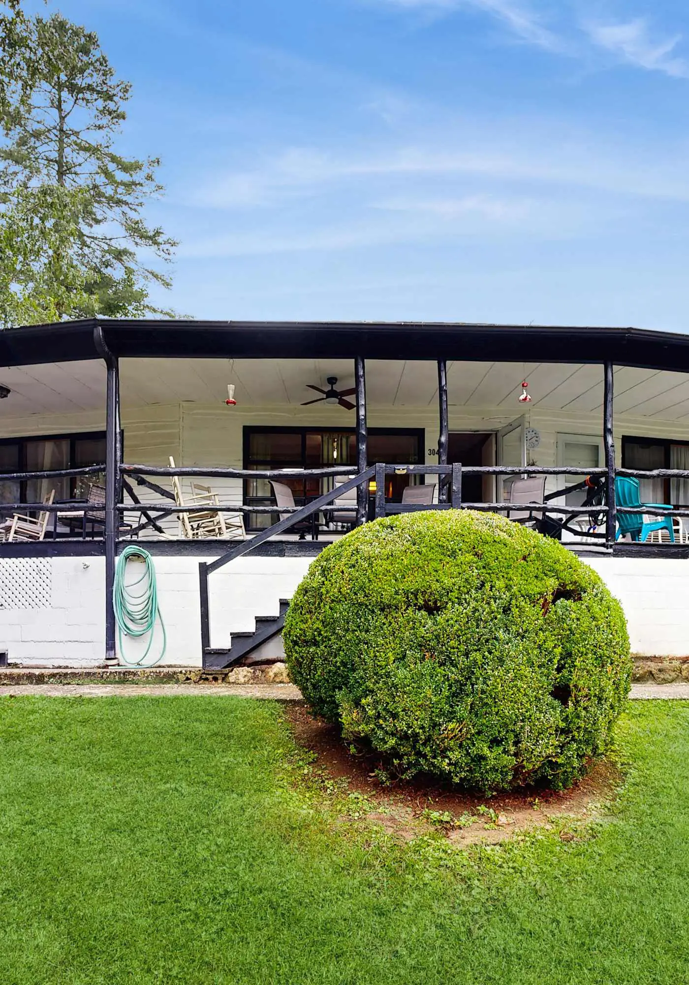 Lakeside condo, dog-friendly, AC, large porch, shared amenities, beach access, pool, tennis