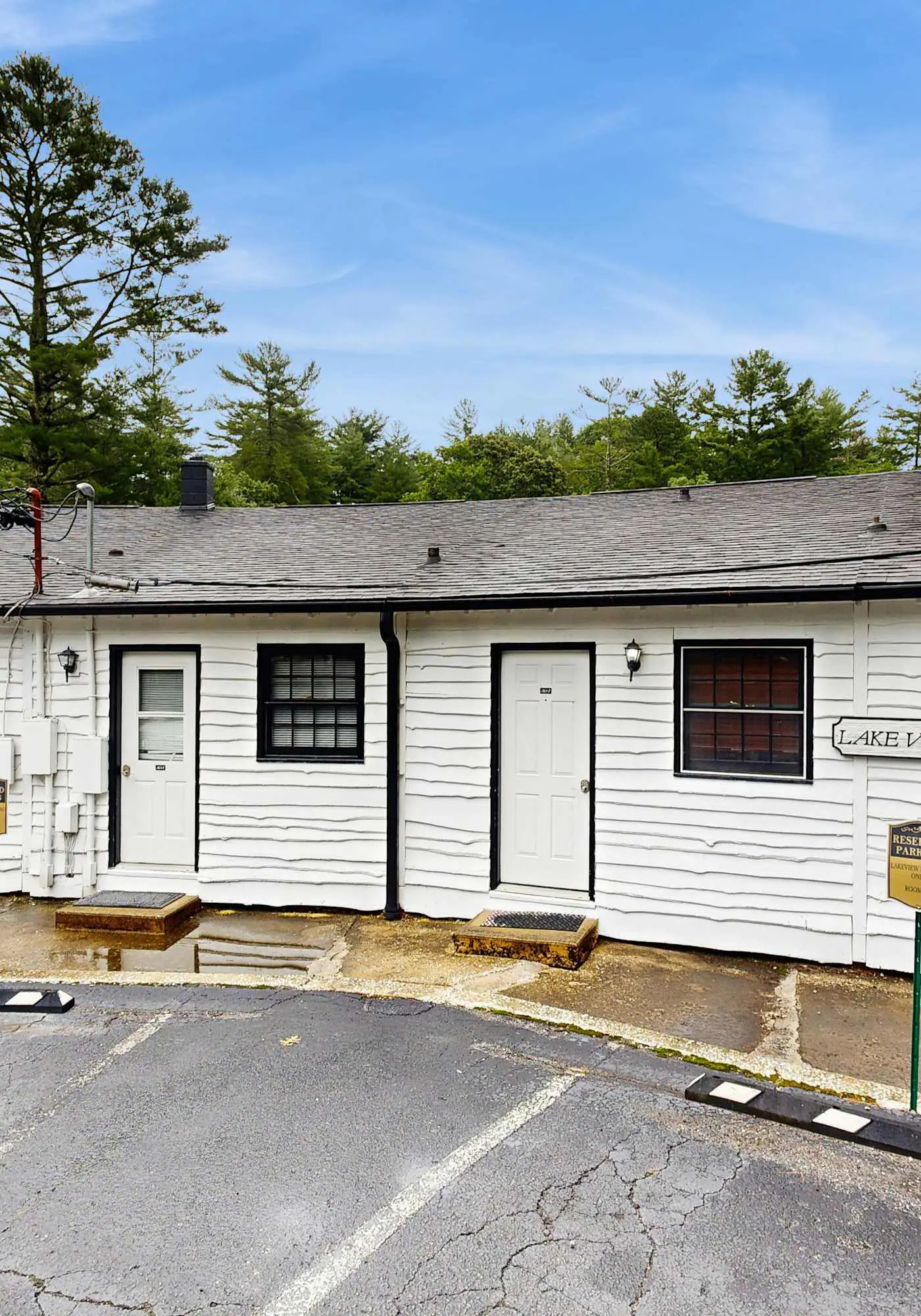 Lakeside condo, dog-friendly, AC, large porch, shared amenities, beach access, pool, tennis
