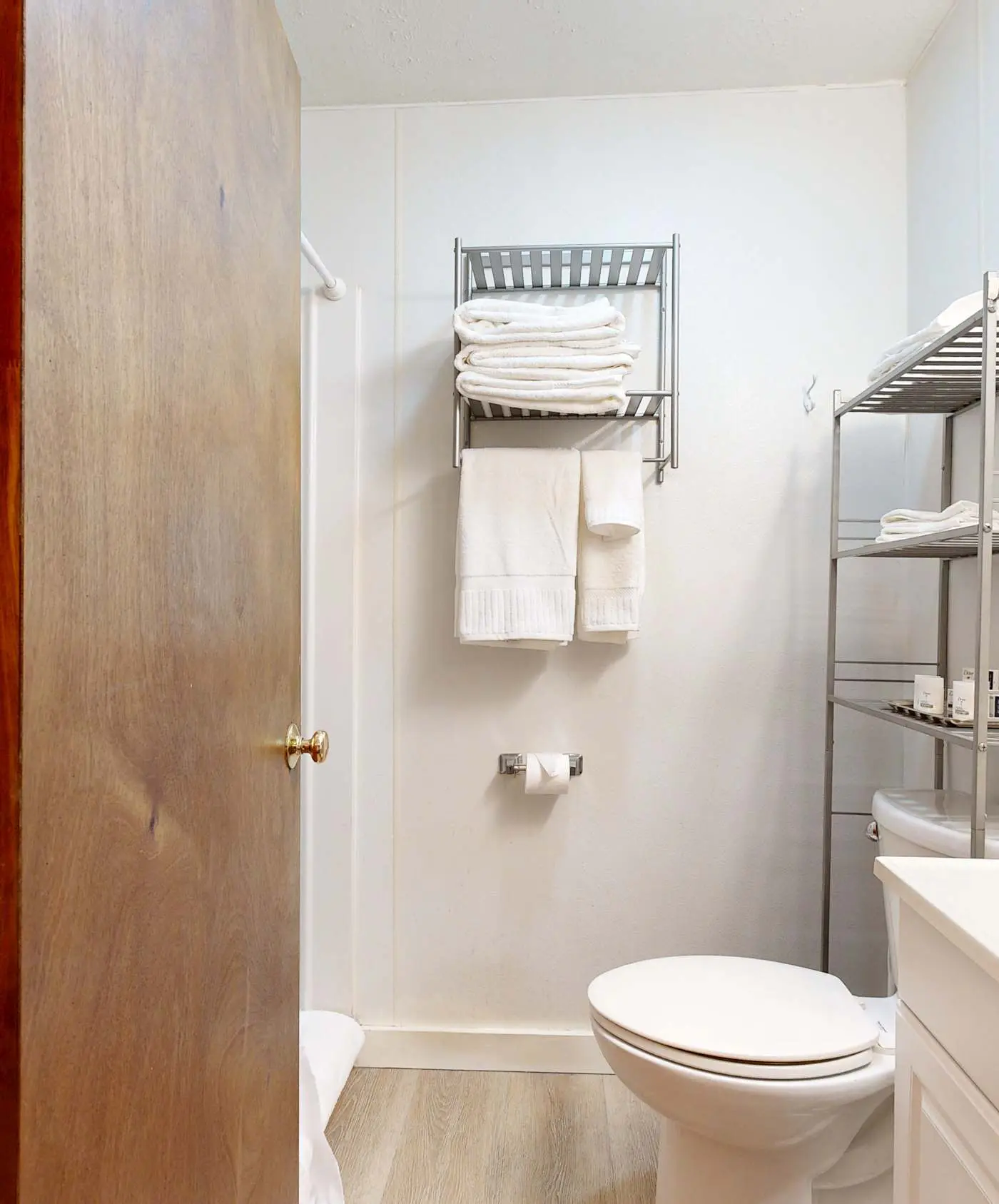 Lakeside condo, dog-friendly, AC, large porch, shared amenities, beach access, pool, tennis