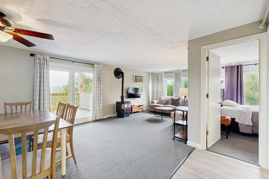 Mountainside All Season Condo: Escape, Explore & Adventure