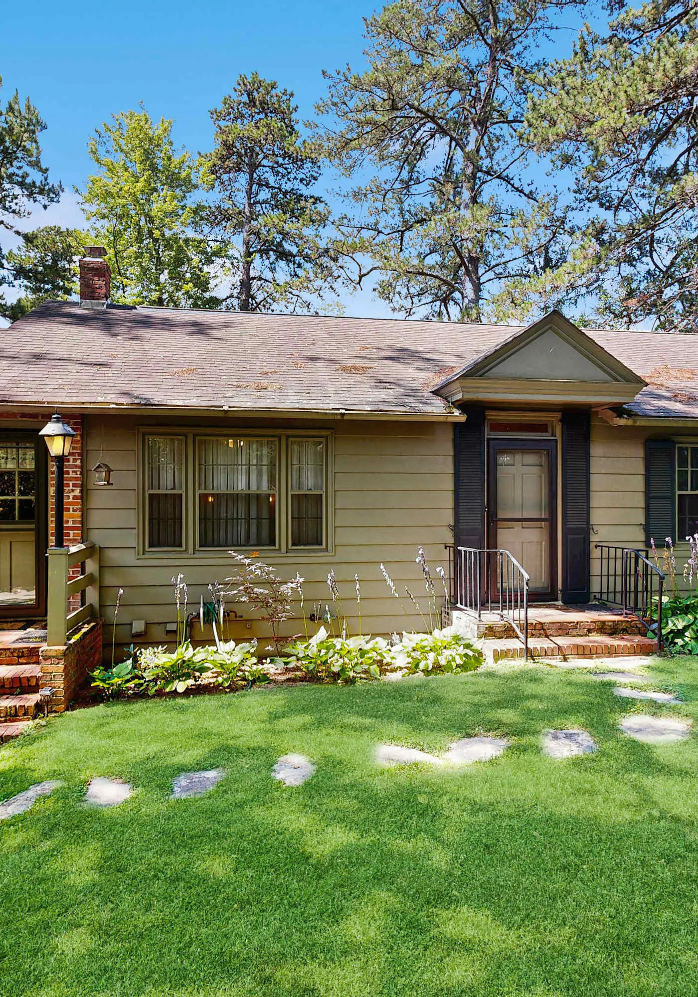 Spacious home, scenic views, screened porch, ac, shared pool and tennis courts