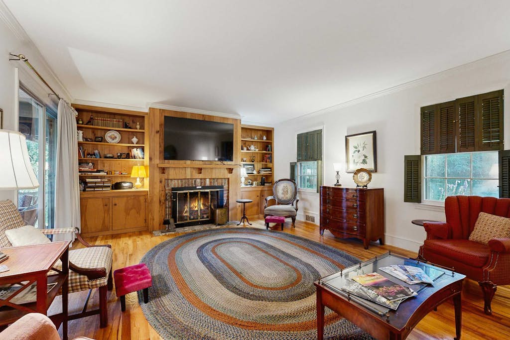 Spacious home, scenic views, screened porch, ac, shared pool and tennis courts