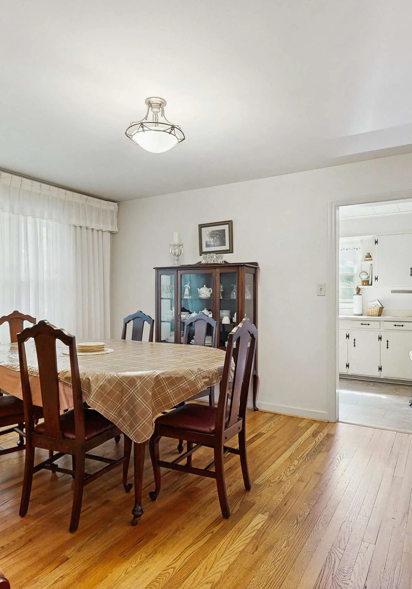 Spacious home, scenic views, screened porch, ac, shared pool and tennis courts
