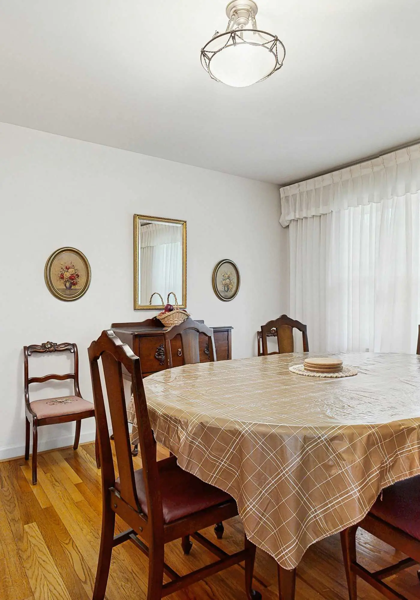 Spacious home, scenic views, screened porch, ac, shared pool and tennis courts
