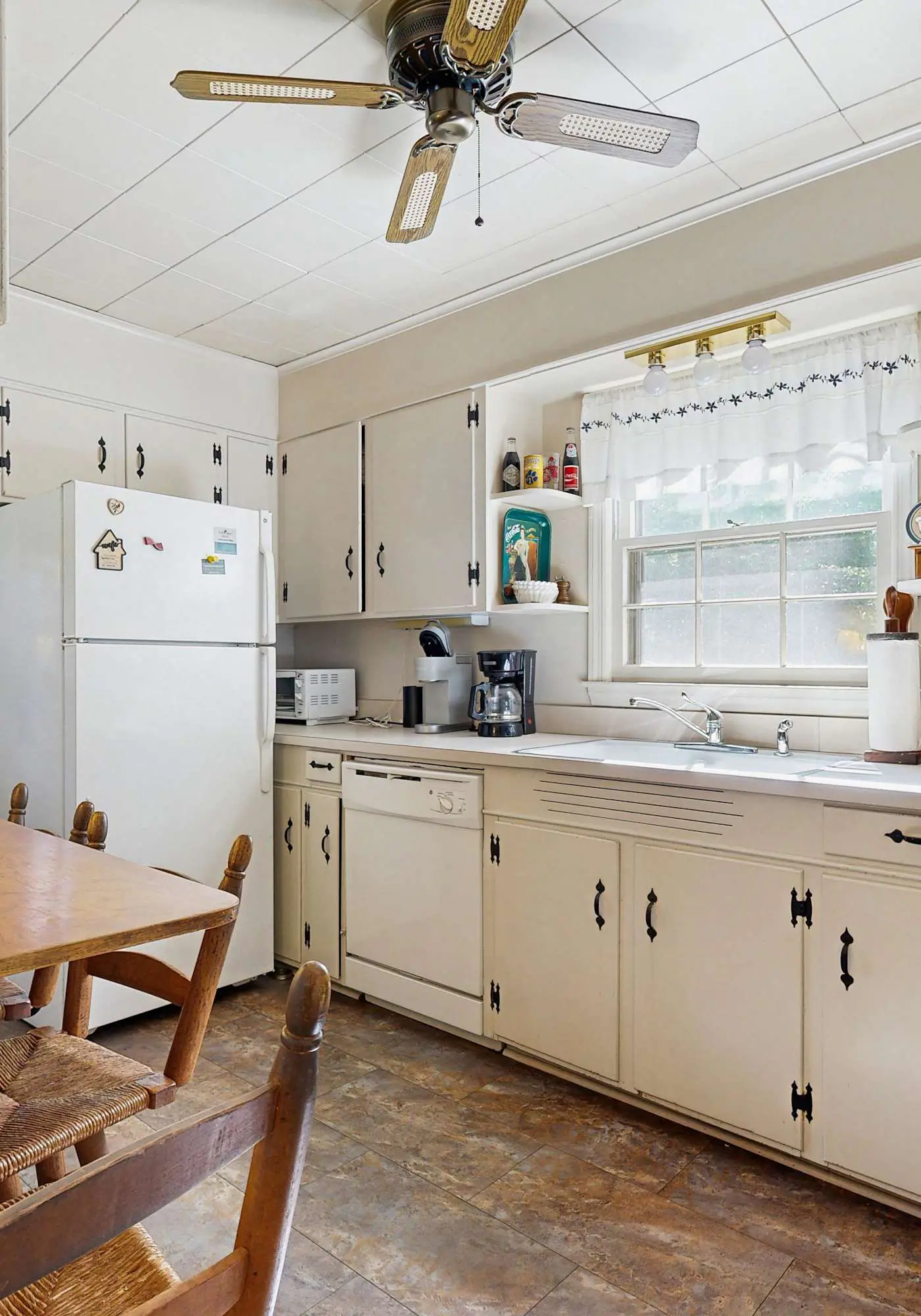 Spacious home, scenic views, screened porch, ac, shared pool and tennis courts