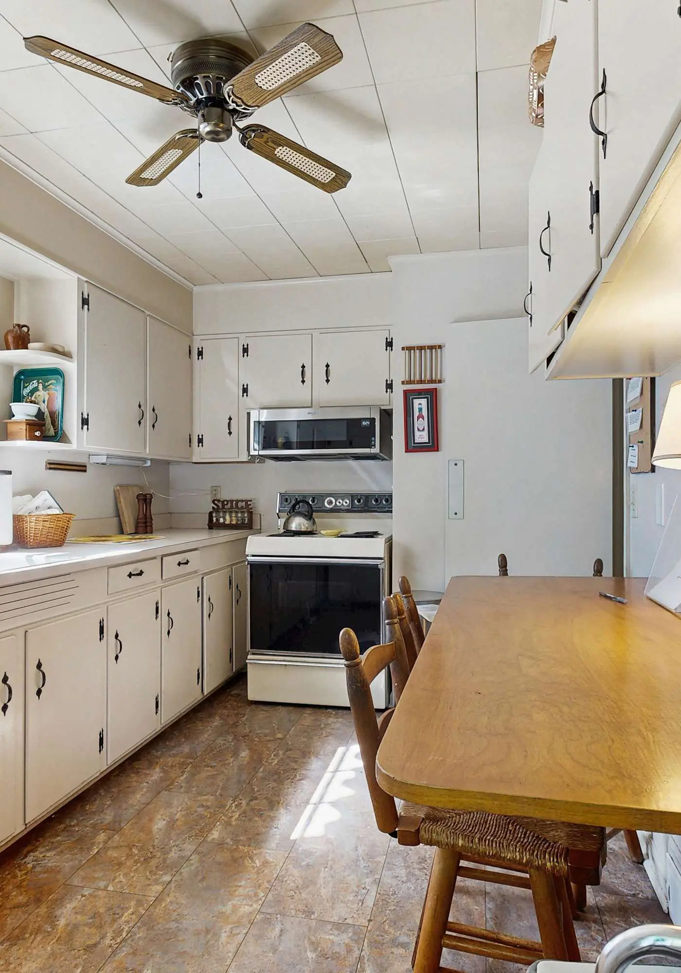 Spacious home, scenic views, screened porch, ac, shared pool and tennis courts