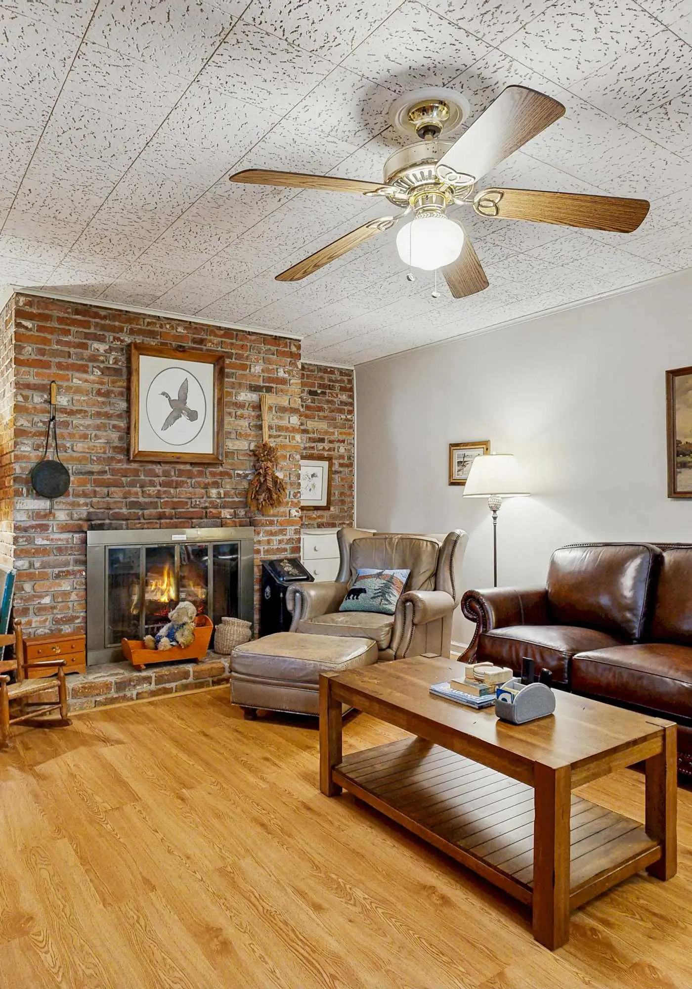 Spacious home, scenic views, screened porch, ac, shared pool and tennis courts