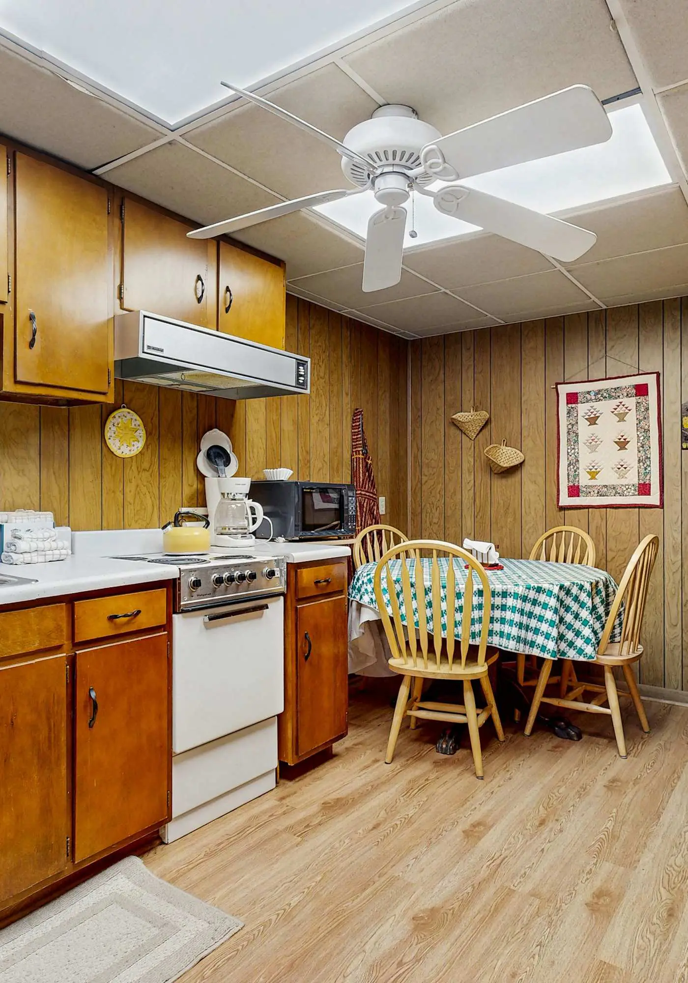 Spacious home, scenic views, screened porch, ac, shared pool and tennis courts