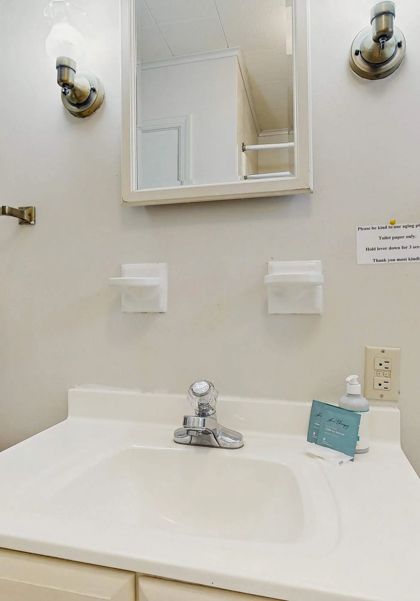 Spacious home, scenic views, screened porch, ac, shared pool and tennis courts