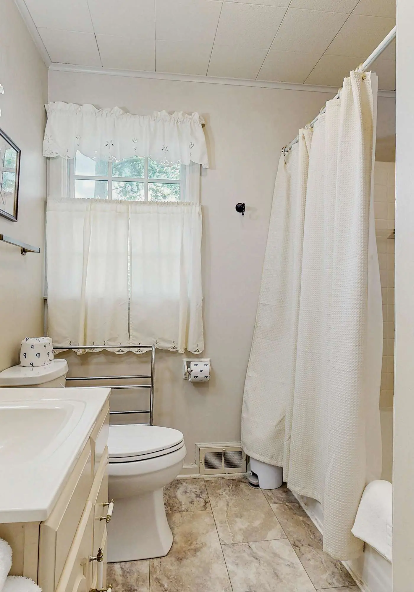 Spacious home, scenic views, screened porch, ac, shared pool and tennis courts