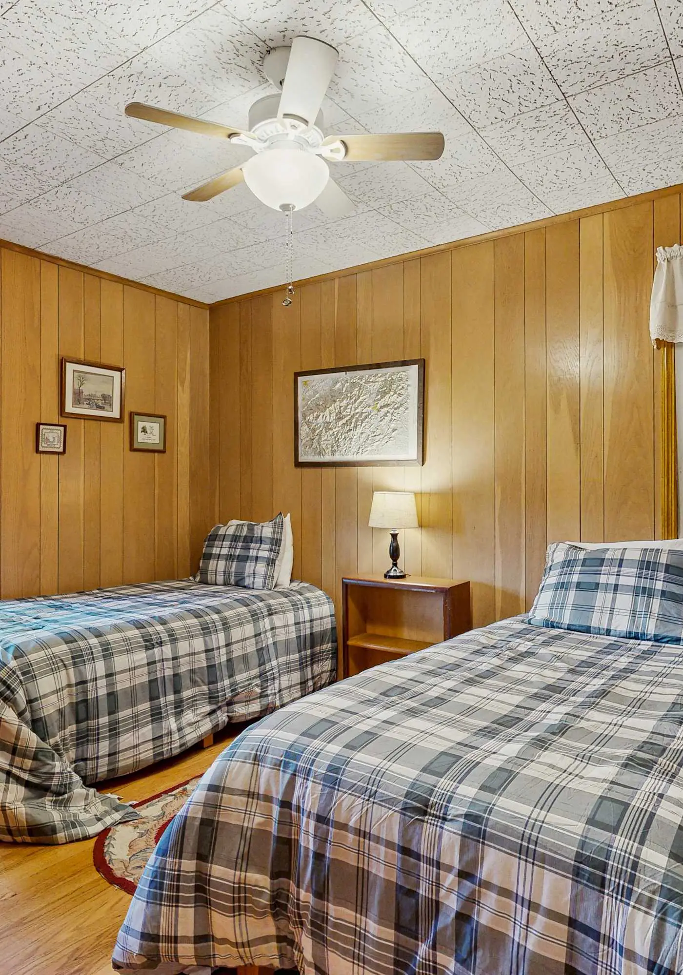 Spacious home, scenic views, screened porch, ac, shared pool and tennis courts