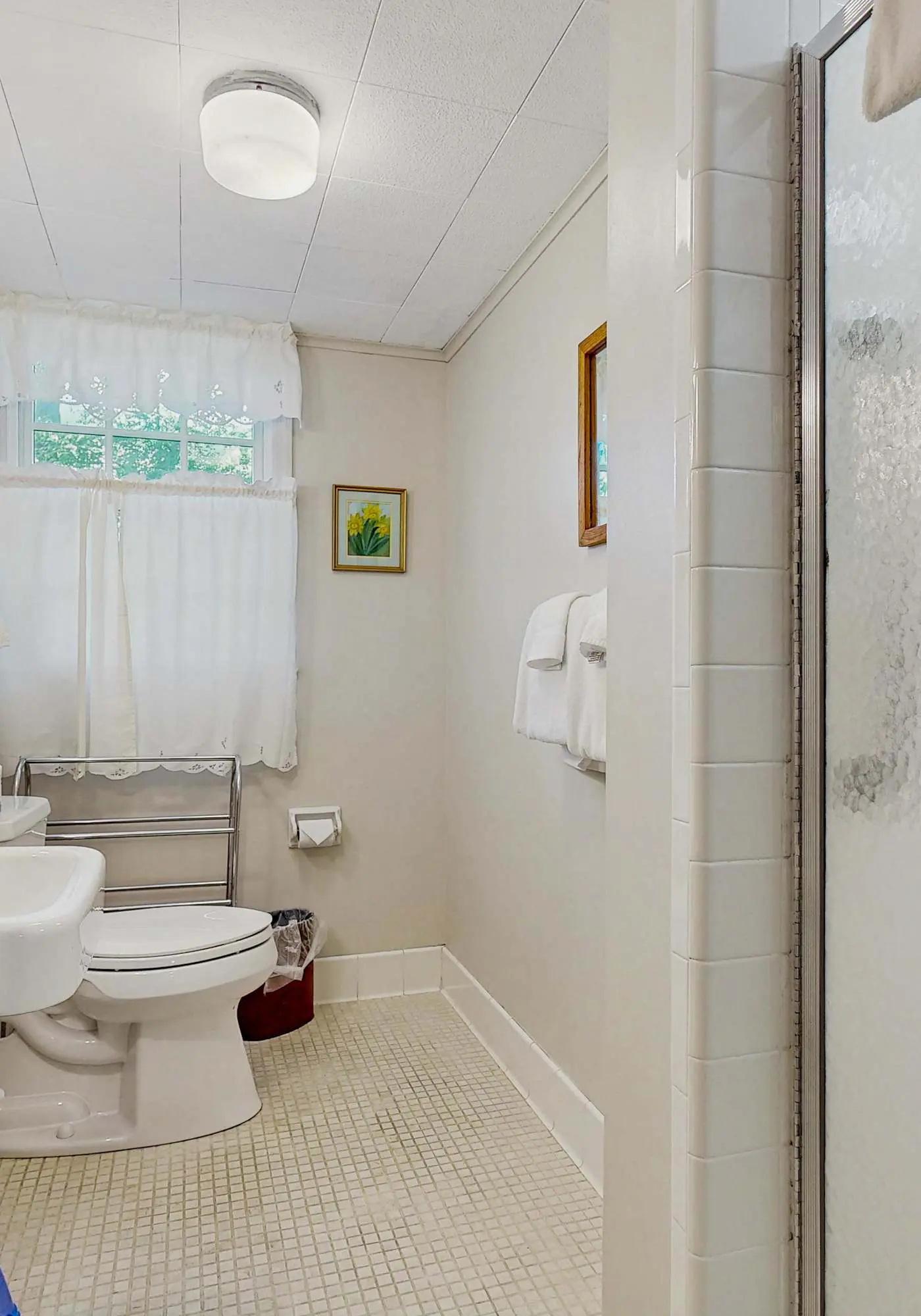 Spacious home, scenic views, screened porch, ac, shared pool and tennis courts