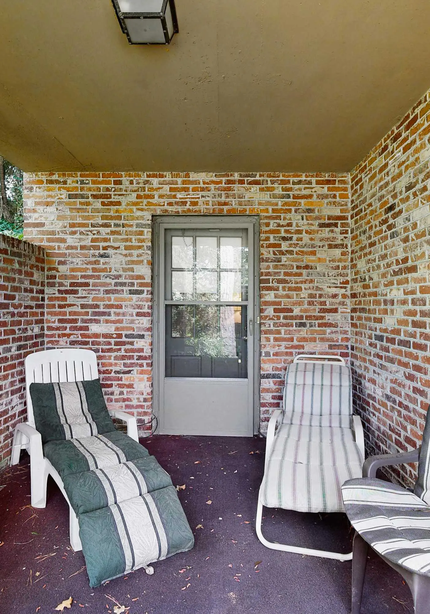 Spacious home, scenic views, screened porch, ac, shared pool and tennis courts