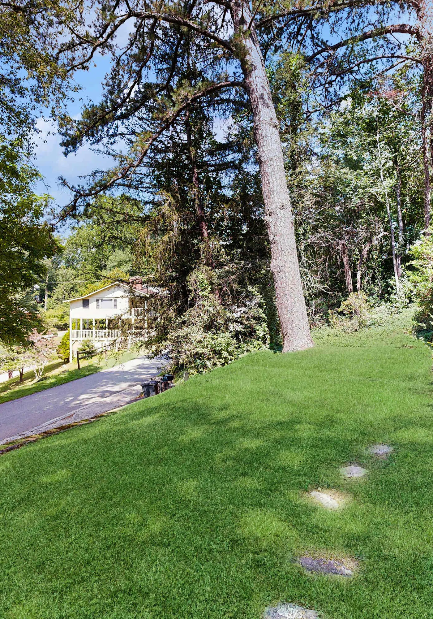 Spacious home, scenic views, screened porch, ac, shared pool and tennis courts
