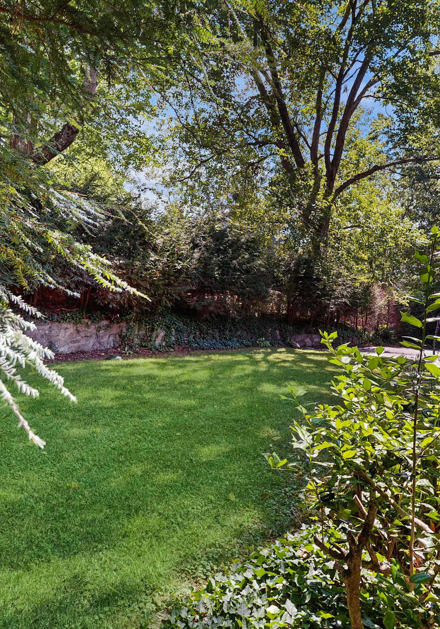 Spacious home, scenic views, screened porch, ac, shared pool and tennis courts