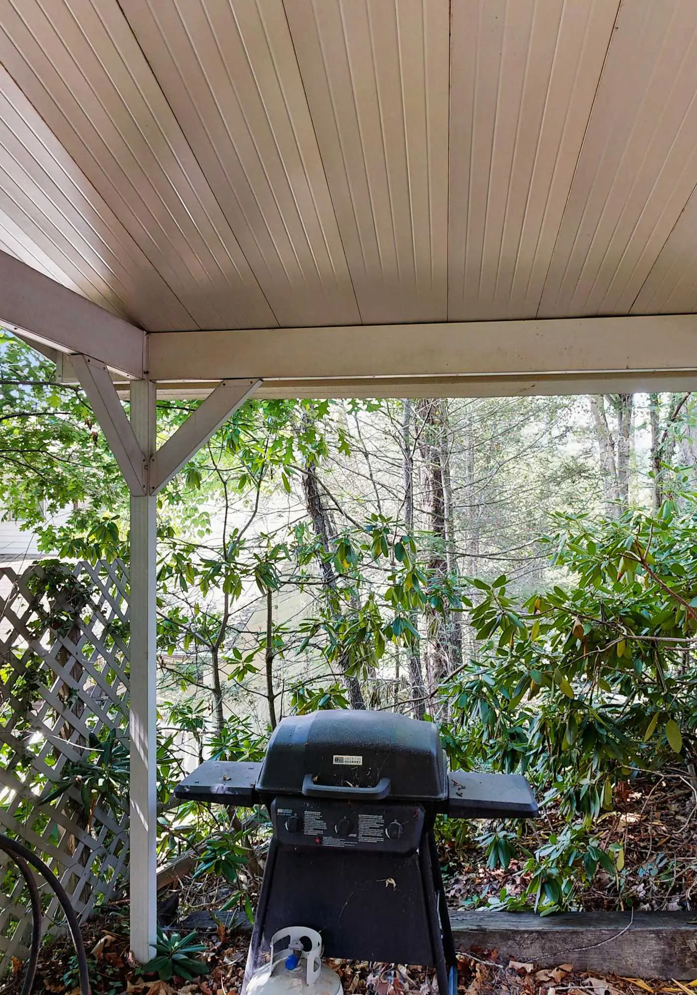 Spacious home, scenic views, screened porch, ac, shared pool and tennis courts