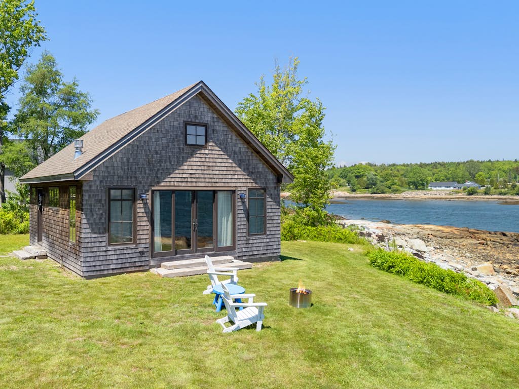 Aril Cottage - Cozy oceanfront cottage for 2 near Acadia, with WiFi, firepit, & wood stove