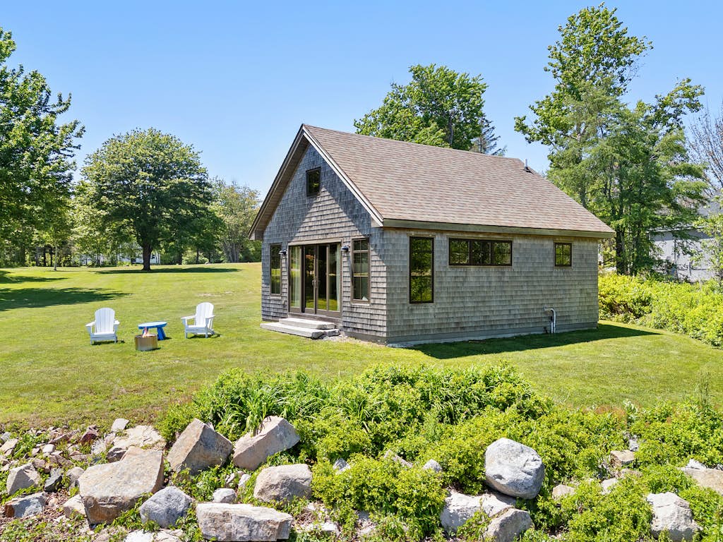 Aril Cottage - Cozy oceanfront cottage for 2 near Acadia, with WiFi, firepit, & wood stove