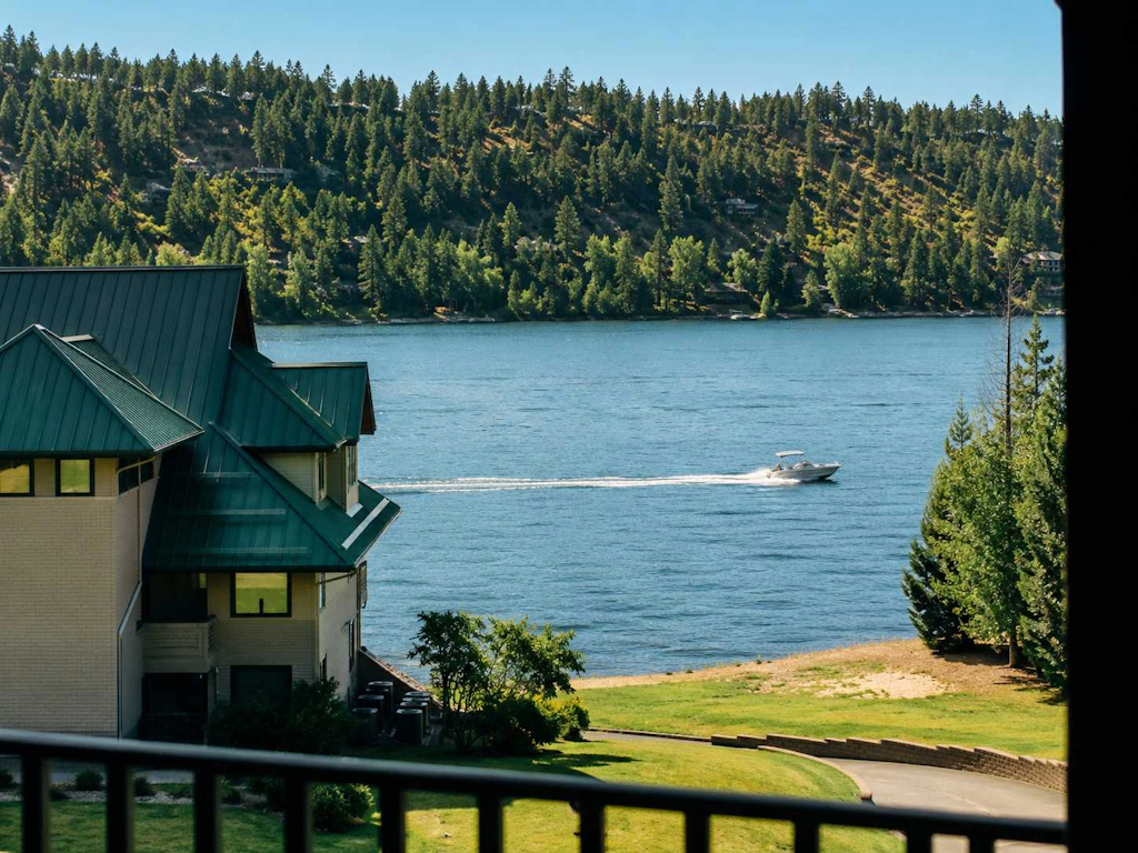 3 BR Penthouse with Lake Views Near Gozzer