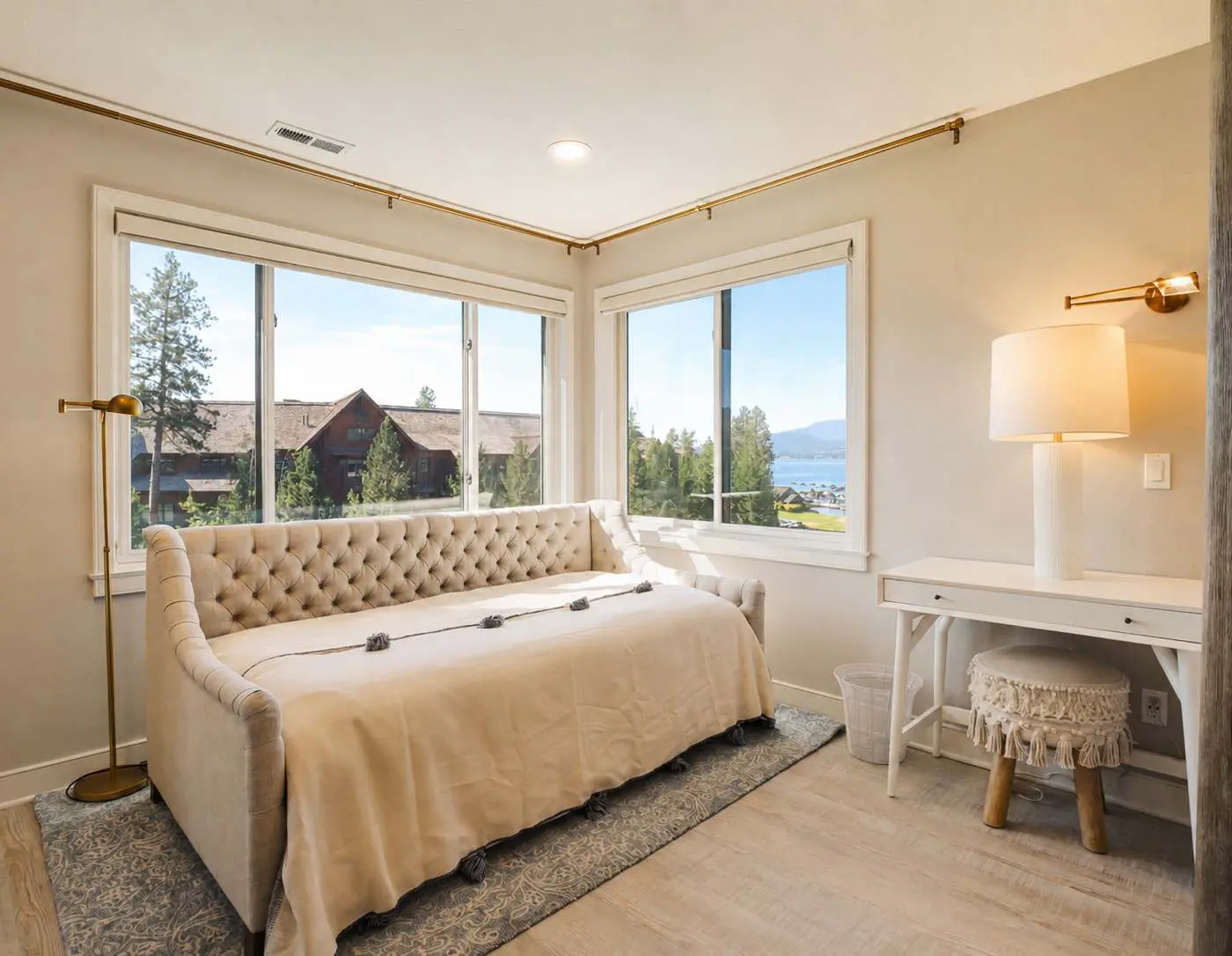 3 BR Penthouse, Lake Views, Near Gozzer