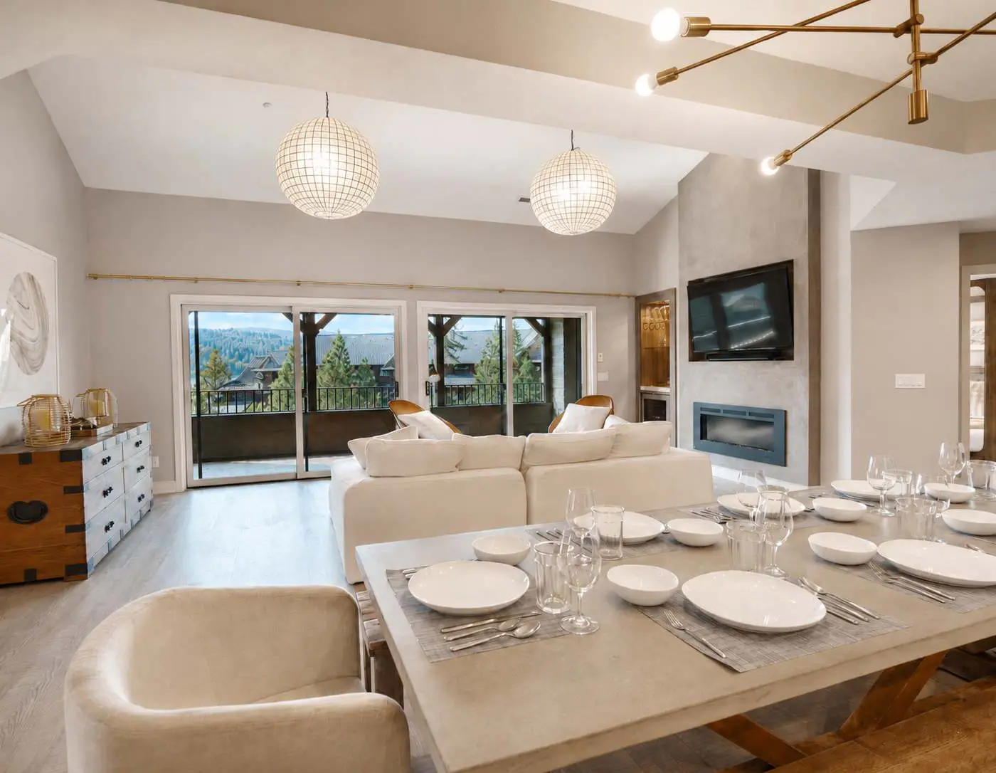 3 BR Penthouse, Lake Views, Near Gozzer