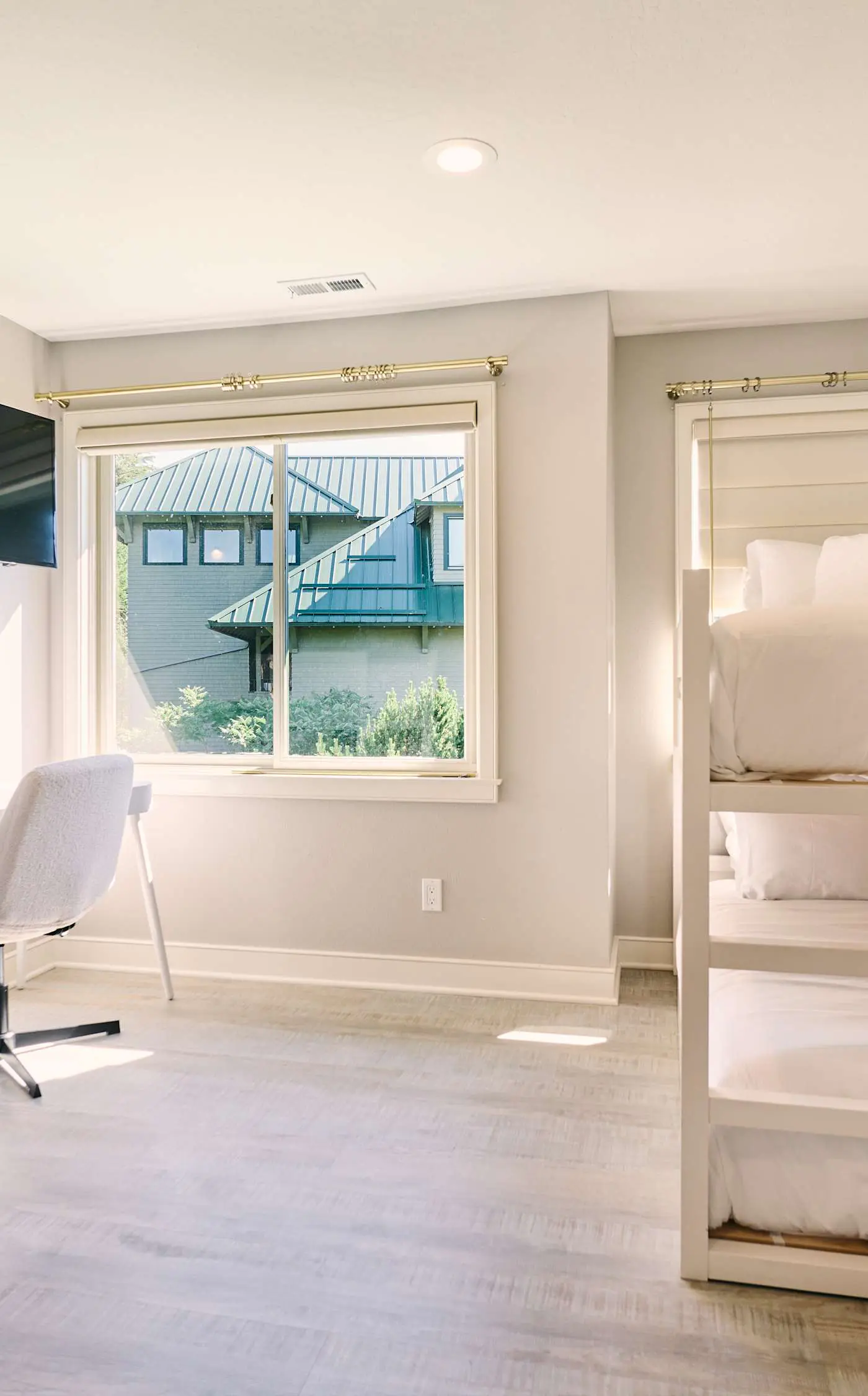 3 BR Penthouse, Lake Views, Near Gozzer
