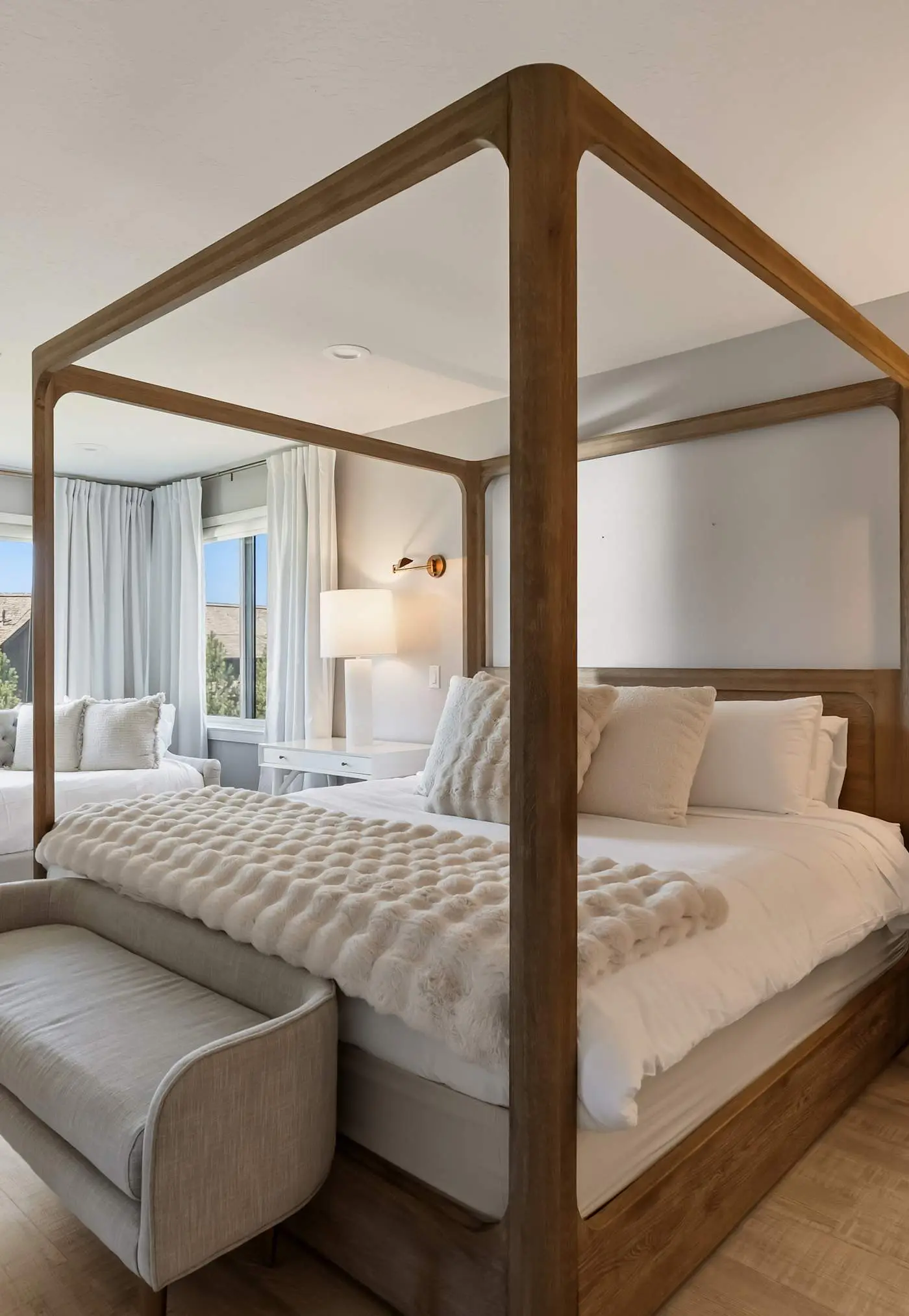 Unwind at Lake Point Penthouse near Gozzer