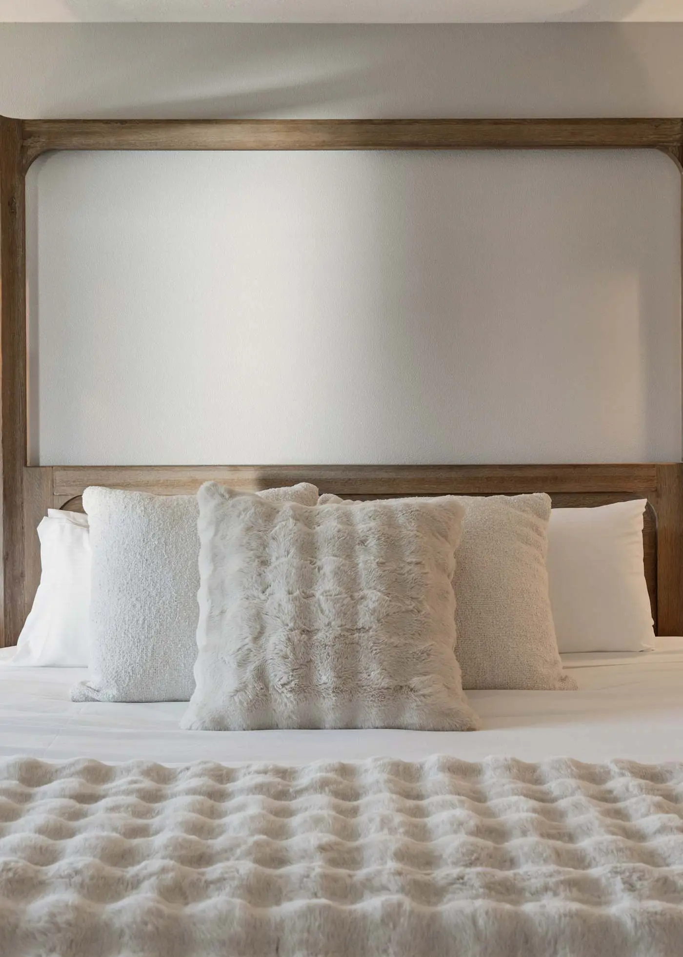 Unwind at Lake Point Penthouse near Gozzer