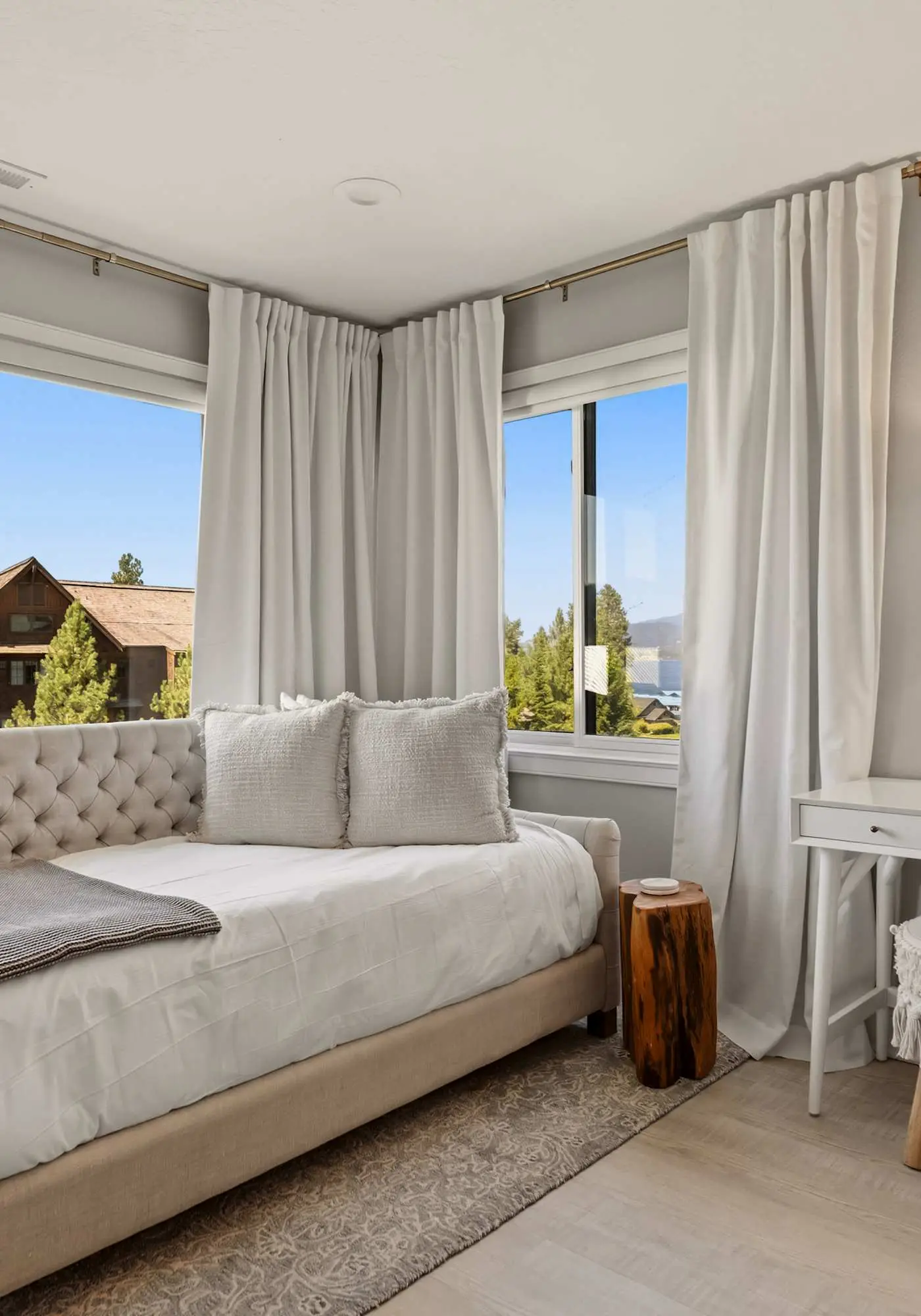 Unwind at Lake Point Penthouse near Gozzer
