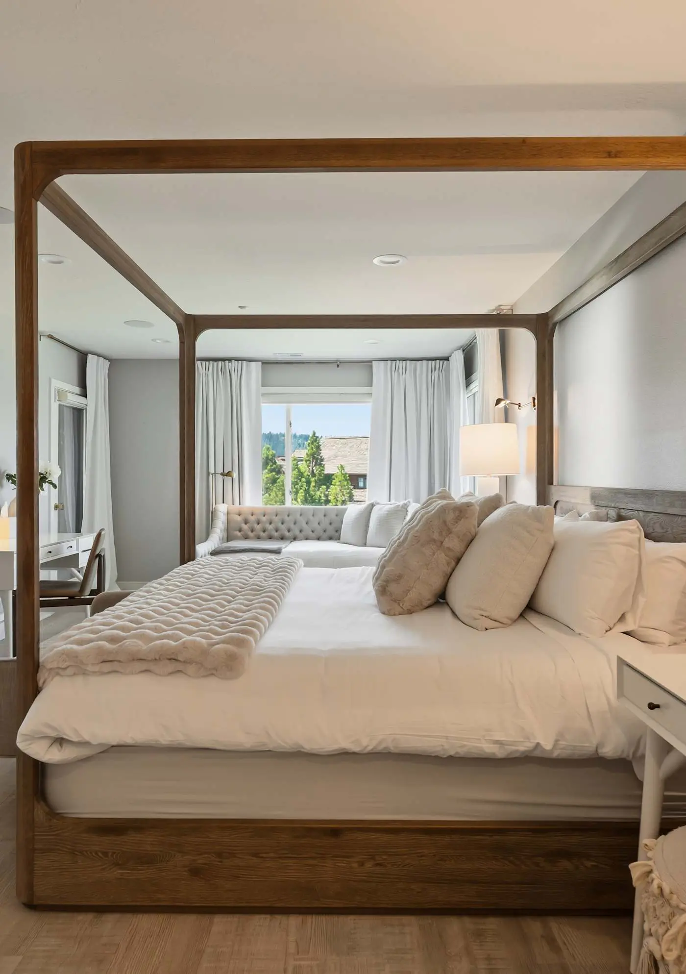 Unwind at Lake Point Penthouse near Gozzer