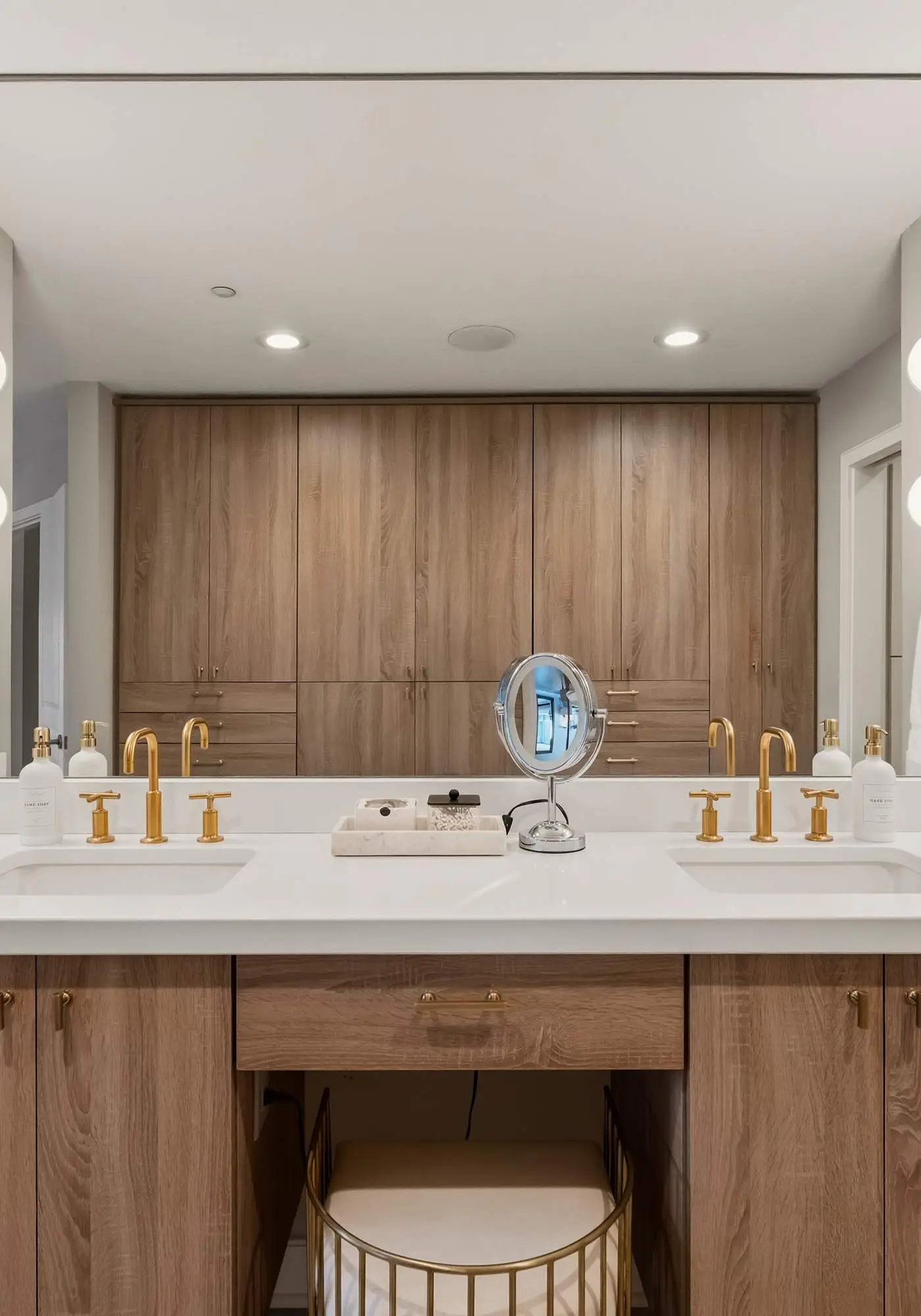 Unwind at Lake Point Penthouse near Gozzer