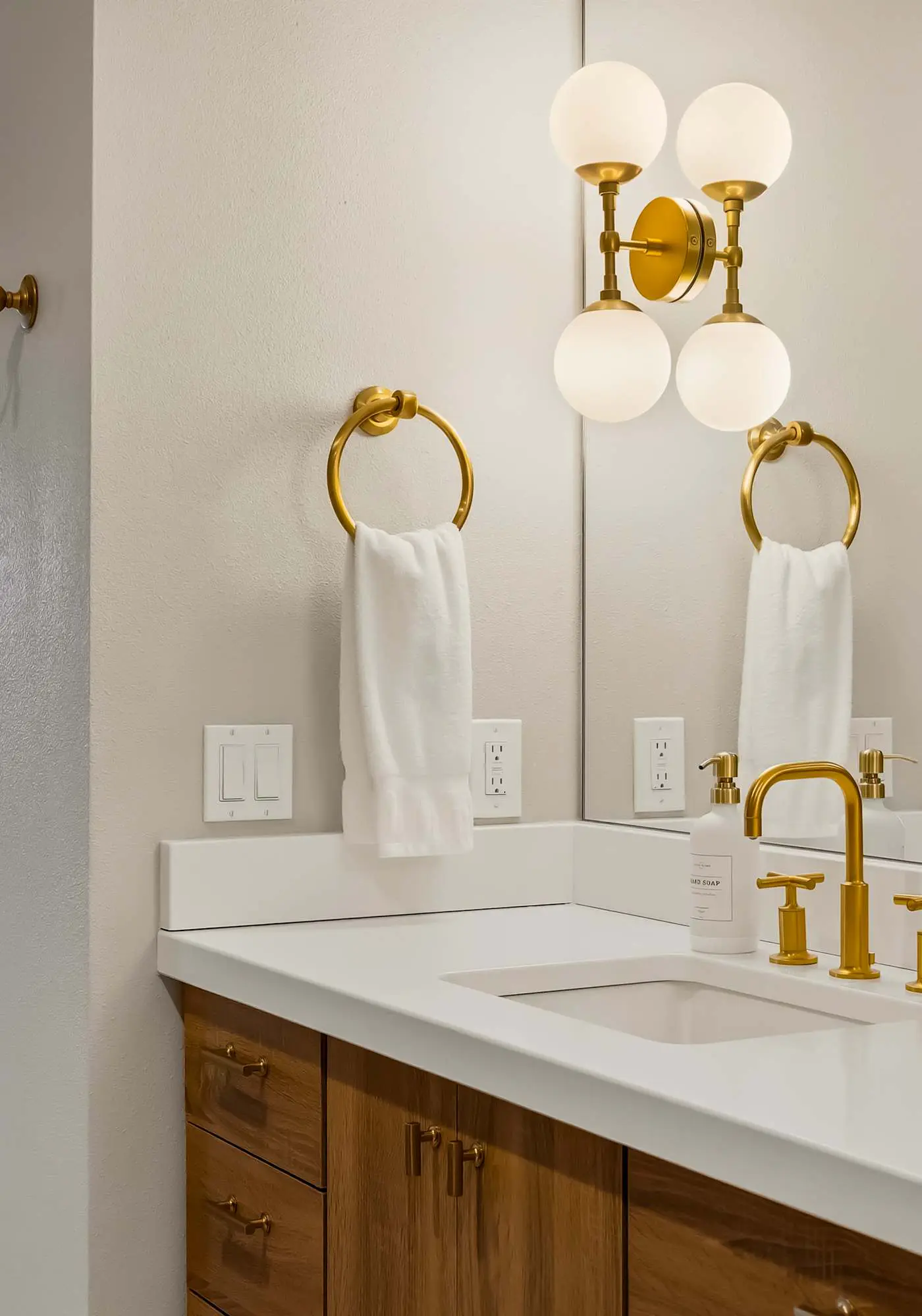 Unwind at Lake Point Penthouse near Gozzer