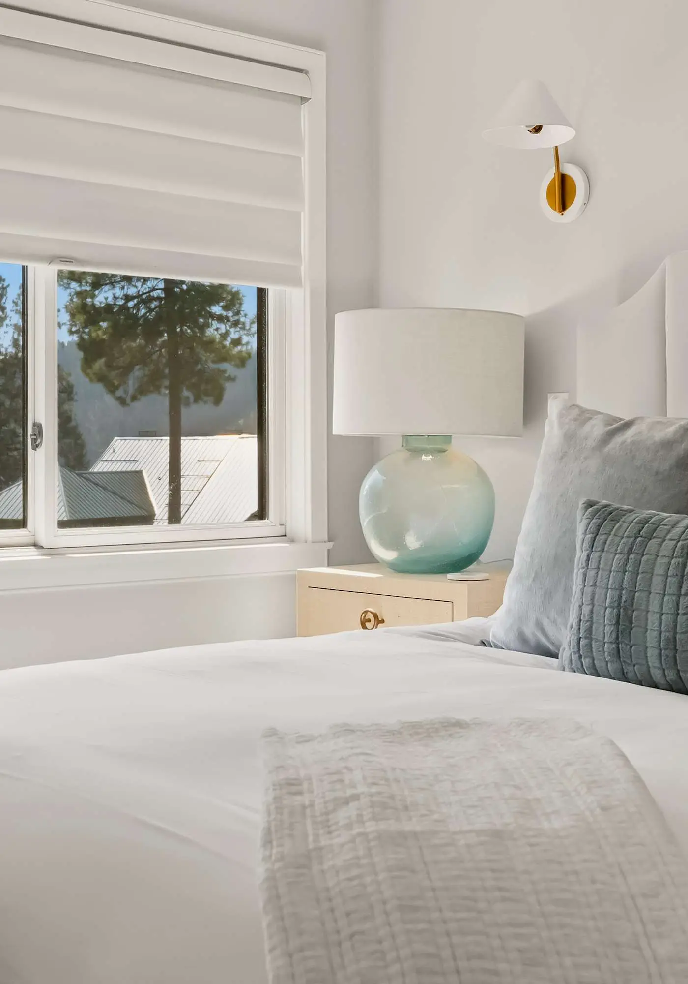 Unwind at Lake Point Penthouse near Gozzer
