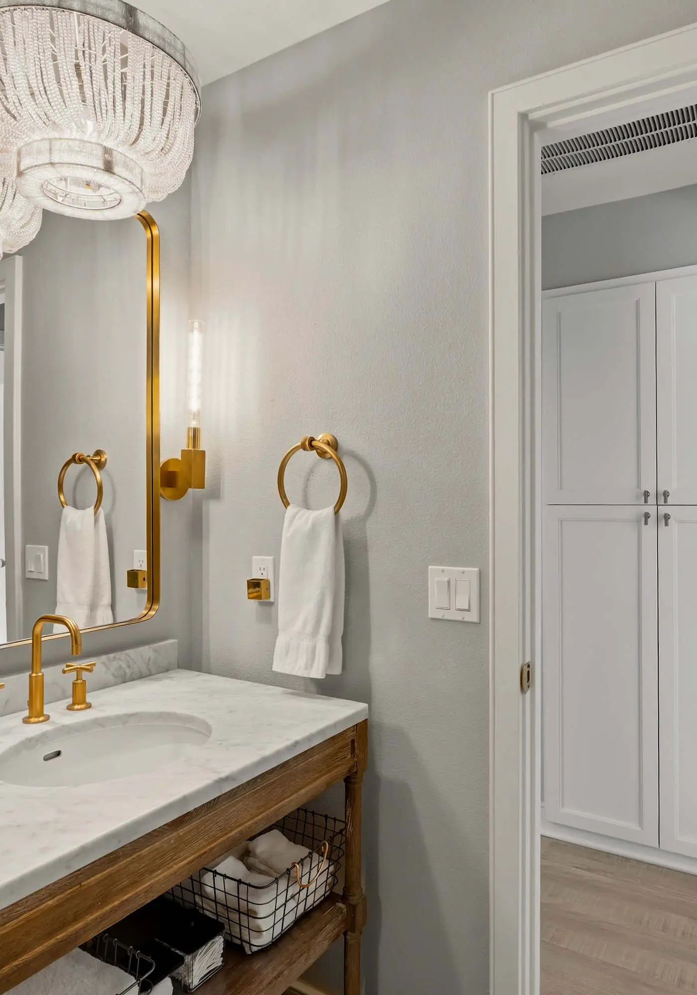 Unwind at Lake Point Penthouse near Gozzer