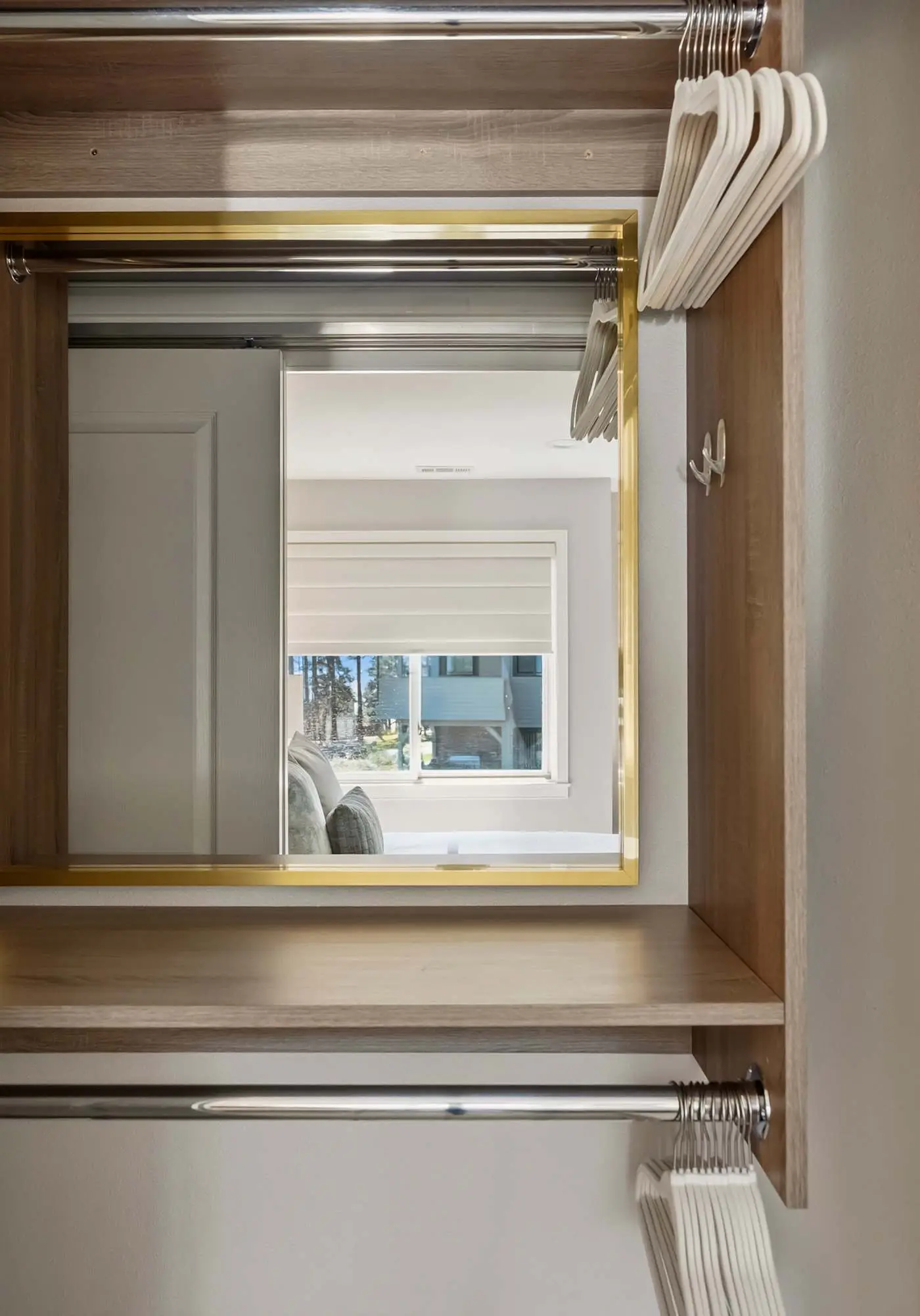Unwind at Lake Point Penthouse near Gozzer
