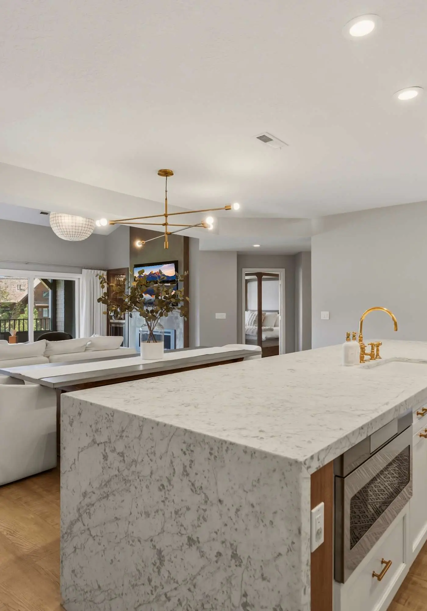 Unwind at Lake Point Penthouse near Gozzer
