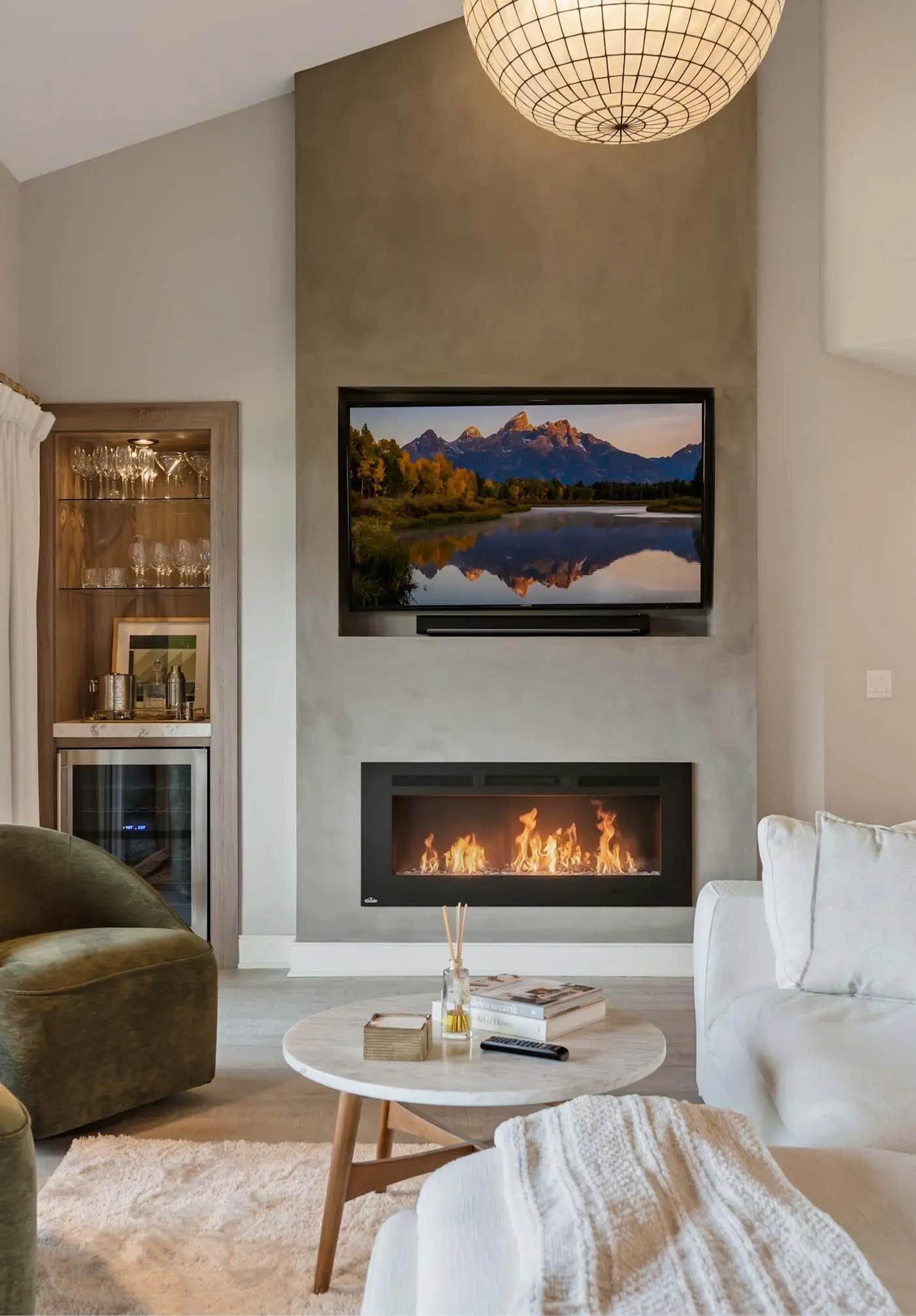 Unwind at Lake Point Penthouse near Gozzer