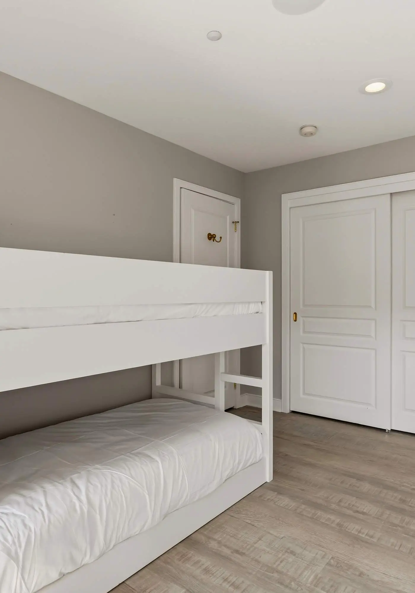 Unwind at Lake Point Penthouse near Gozzer